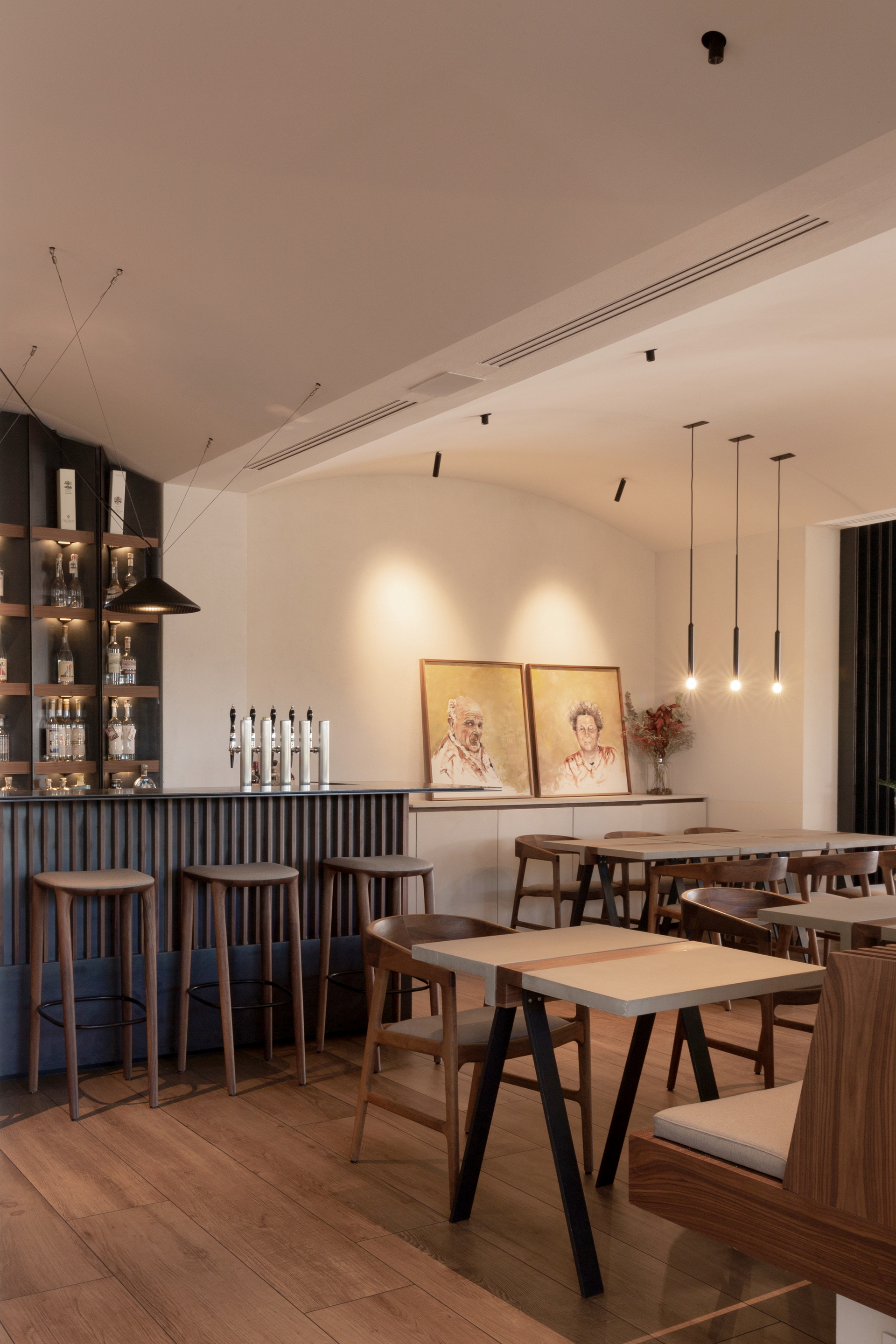 Pittura in argilla TerraSilk Strutturato colore Custom installato sulle pareti del ristorante Remare a Cesenatico. Progetto di Francesco Gasperini, foto di Angelo Ciccolo