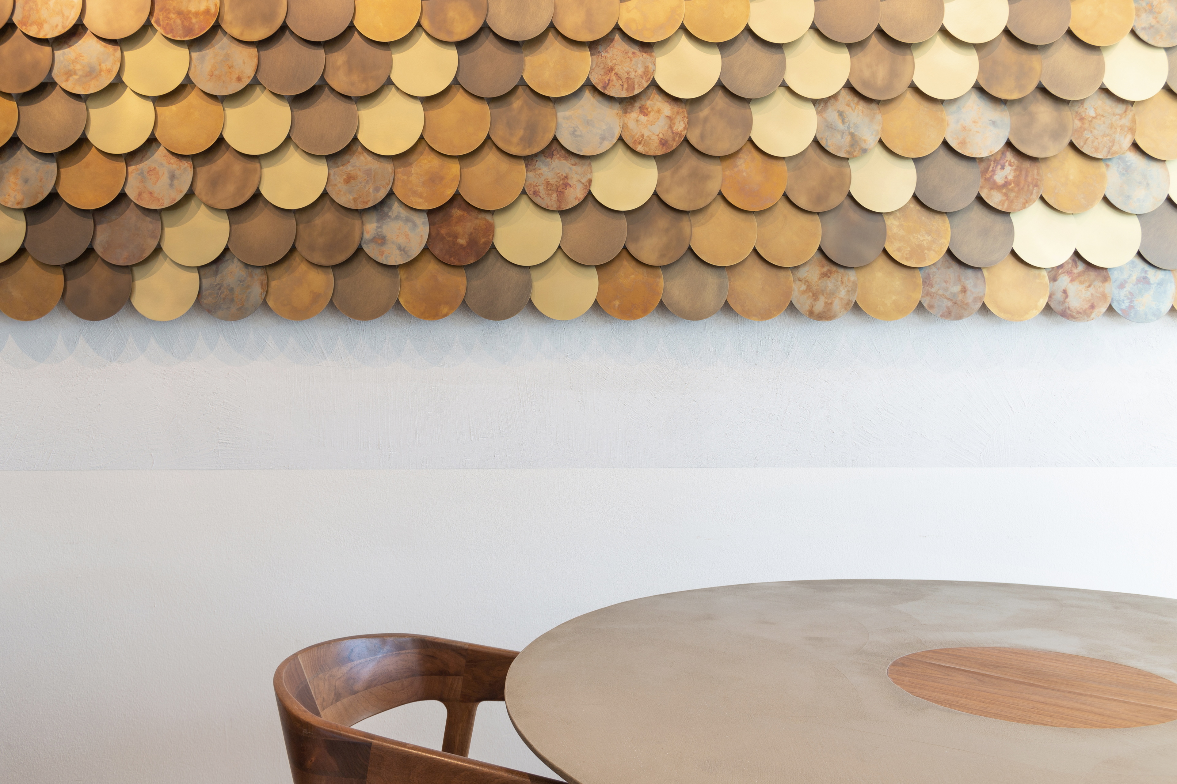 Pittura in argilla TerraSilk Strutturato colore Custom installato sulle pareti del ristorante Remare a Cesenatico. Progetto di Francesco Gasperini, foto di Angelo Ciccolo