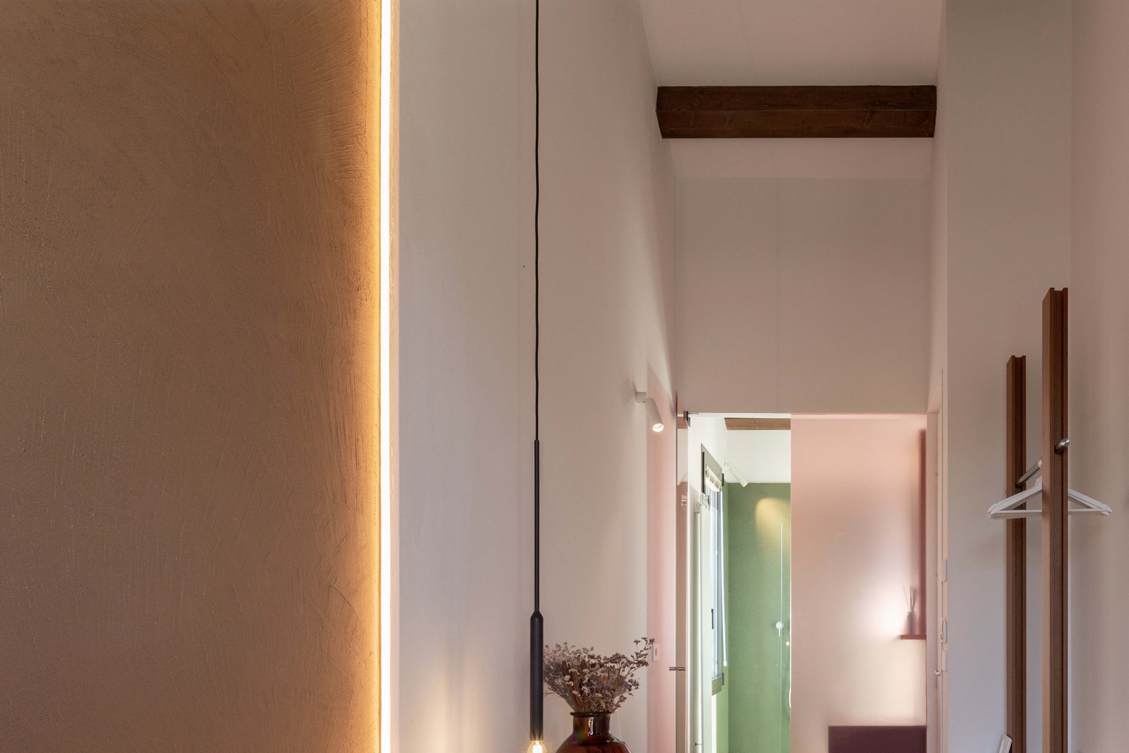 Medium-grained clay plaster TerraVista Structured Cipria (powder) color applied to walls in the Locanda Remare hotel in Cesenatico. Project by Francesco Gasperini, photo by Angelo Ciccolo