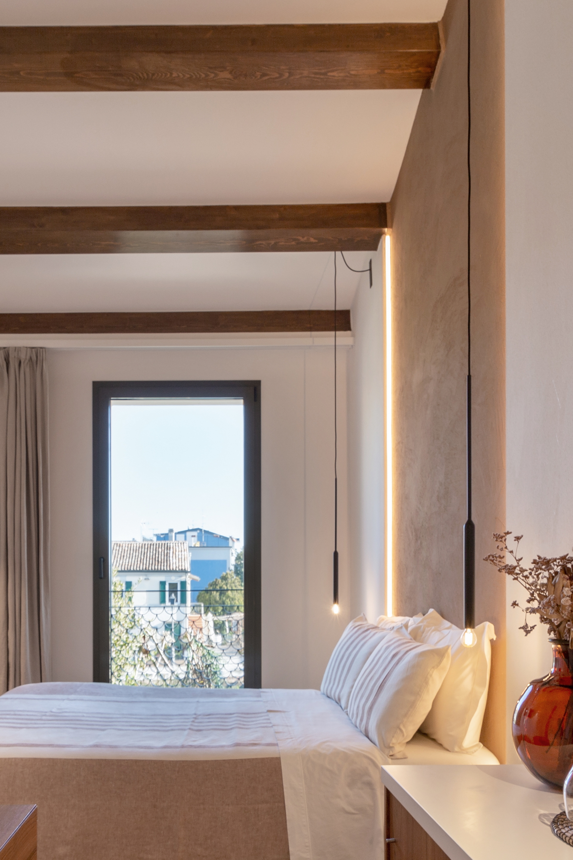 Intonaco di finitura in argilla a grana media TerraVista Strutturato Cannella installato sulle pareti dell'hotel Locanda Remare a Cesenatico. Progetto di Francesco Gasperini, foto di Angelo Ciccolo