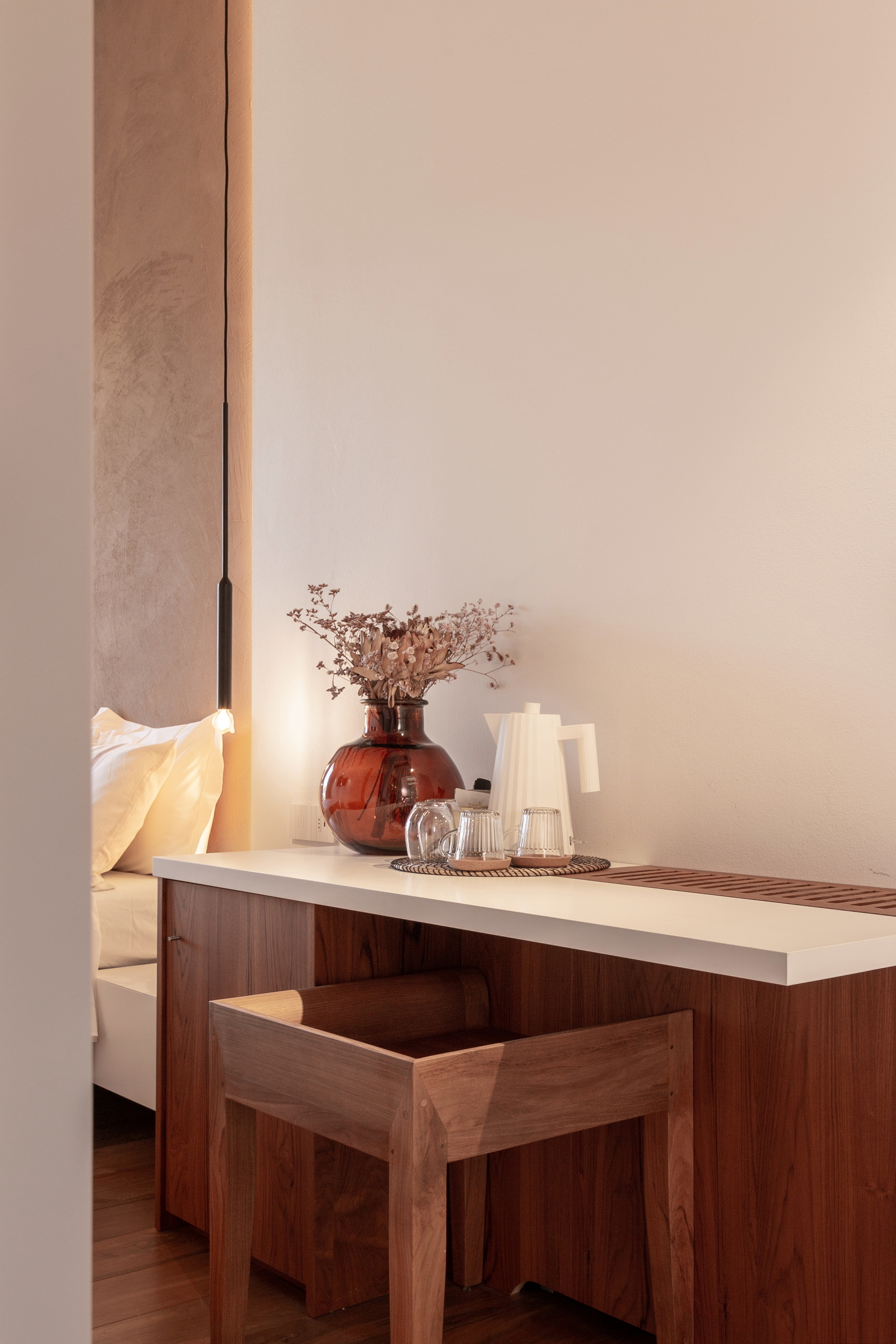 Medium-grained clay plaster TerraVista Structured Cipria (powder) color applied to walls in the Locanda Remare hotel in Cesenatico. Project by Francesco Gasperini, photo by Angelo Ciccolo