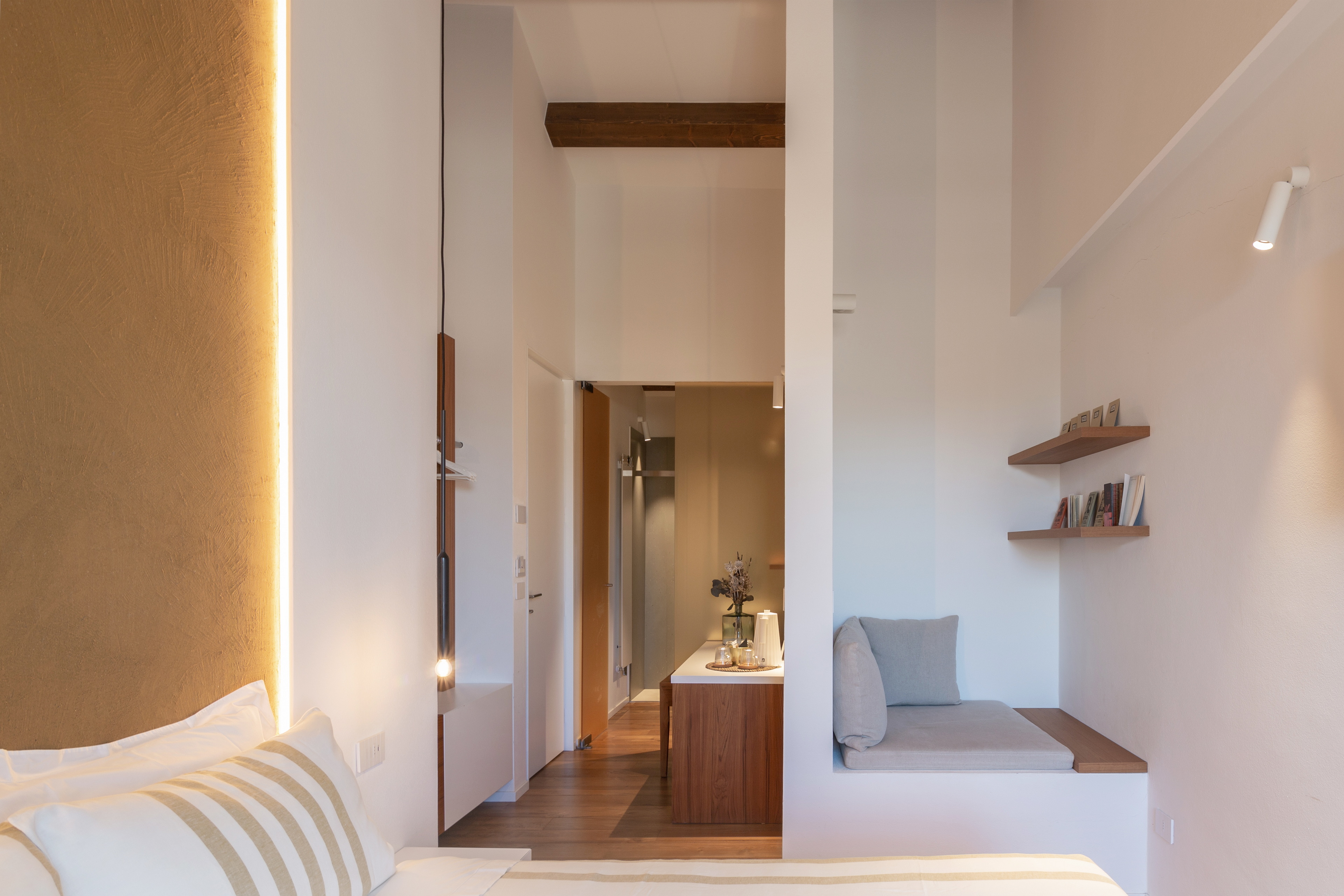 Intonaco di finitura in argilla a grana media TerraVista Strutturato solor Senape installato sulle pareti dell'hotel Locanda Remare a Cesenatico. Progetto di Francesco Gasperini, foto di Angelo Ciccolo