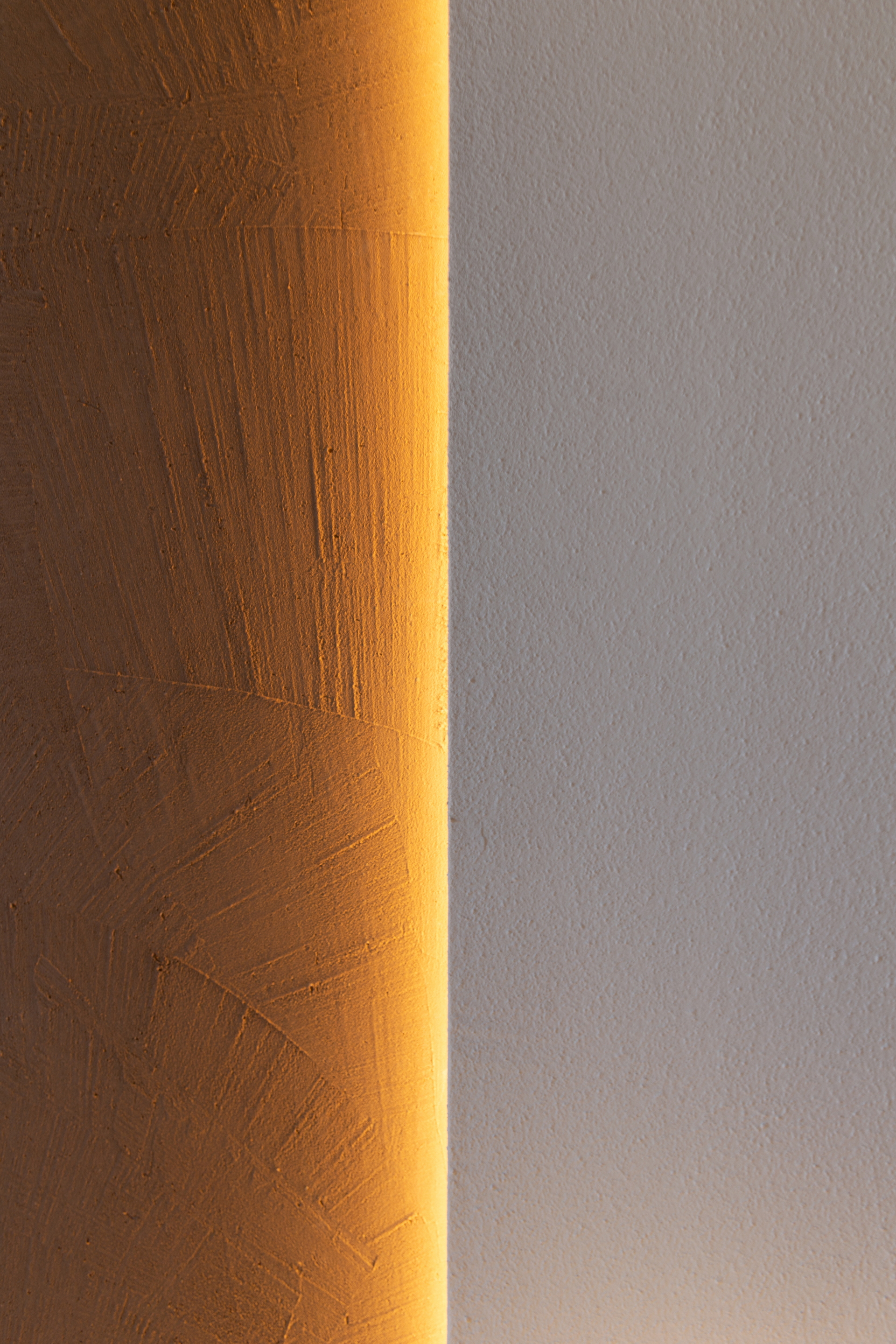 Medium-grained clay plaster TerraVista Structured Senape (mustard) color applied to walls in the Locanda Remare hotel in Cesenatico. Project by Francesco Gasperini, photo by Angelo Ciccolo