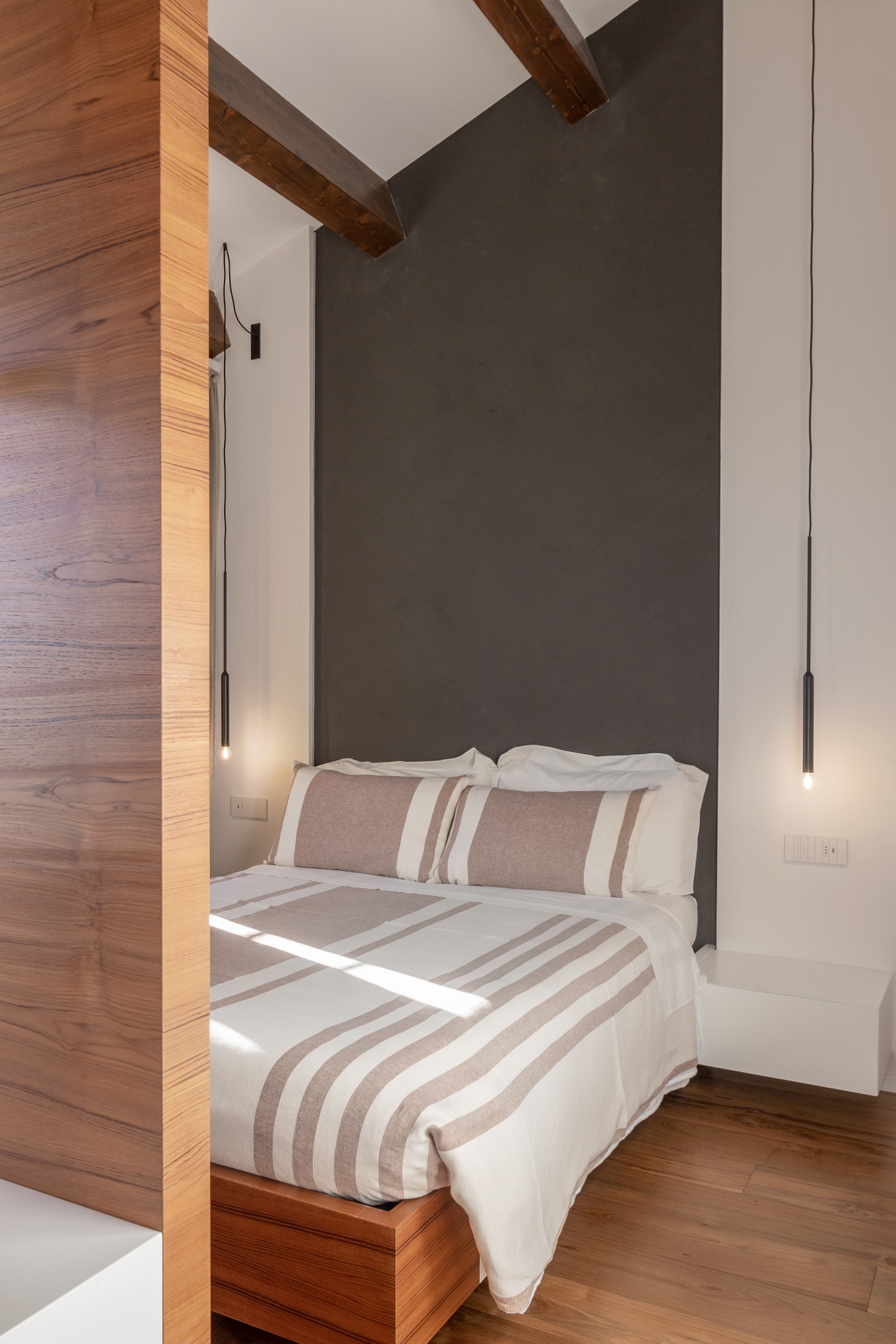 Medium-grained clay plaster TerraVista Structured Pepe Nero (black pepper) color applied to walls in the Locanda Remare hotel in Cesenatico. Project by Francesco Gasperini, photo by Angelo Ciccolo