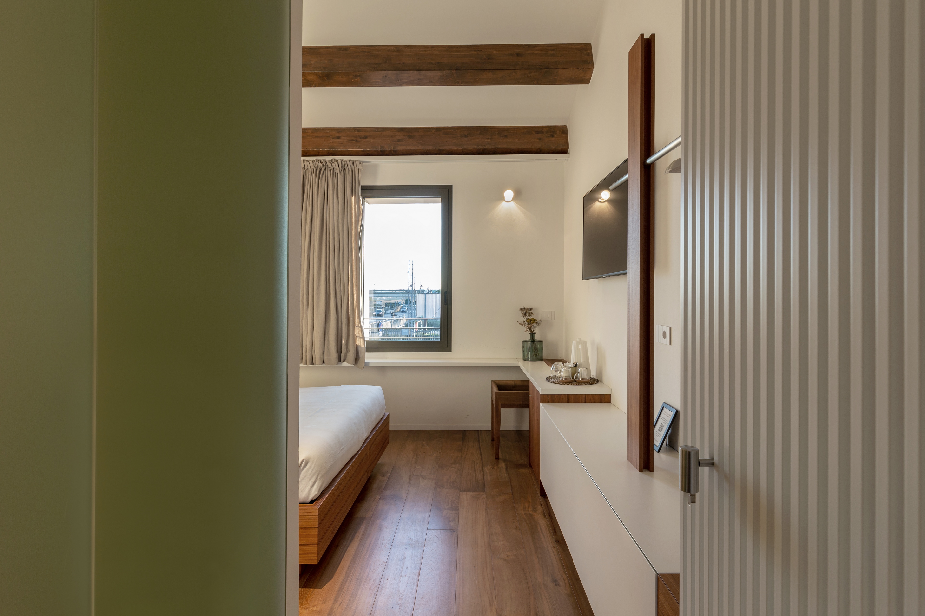 Intonaco di finitura in argilla a grana media TerraVista Strutturato color Fango installato sulle pareti dell'hotel Locanda Remare a Cesenatico. Progetto di Francesco Gasperini, foto di Angelo Ciccolo