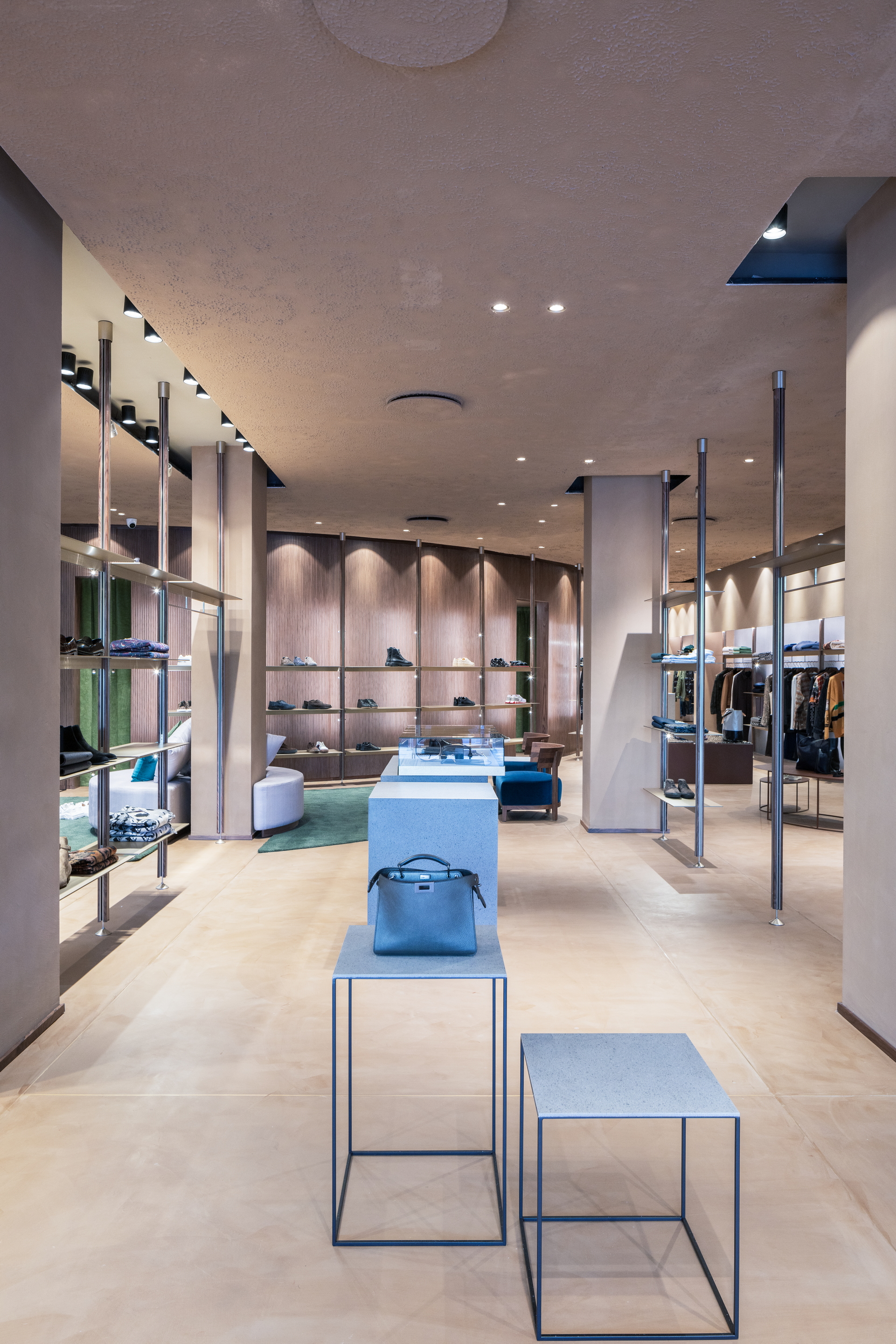 Intonaco rinforzato in argilla TerraVista Plus Liscio Cipria e Sale Grigio applicato su pareti e pilastri, finitura in terra cruda TerraVista Strutturato Cipria con lavorazione a spruzzo e pittura in argilla TerraSilk Strutturato Sale Grigio applicati sui