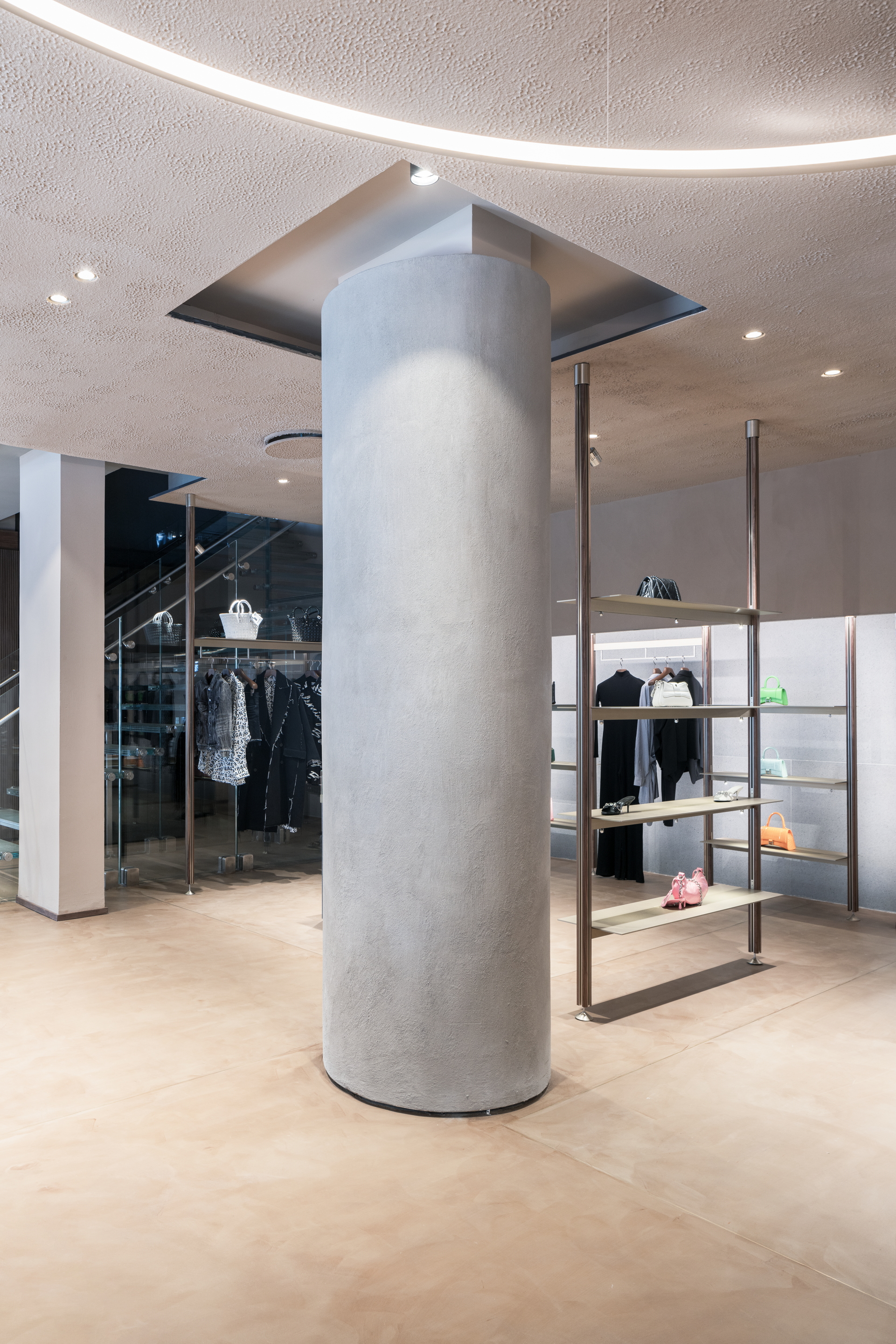 Intonaco rinforzato in argilla TerraVista Plus Liscio Cipria e Sale Grigio applicato su pareti e pilastri, finitura in terra cruda TerraVista Strutturato Cipria con lavorazione a spruzzo e pittura in argilla TerraSilk Strutturato Sale Grigio applicati sui