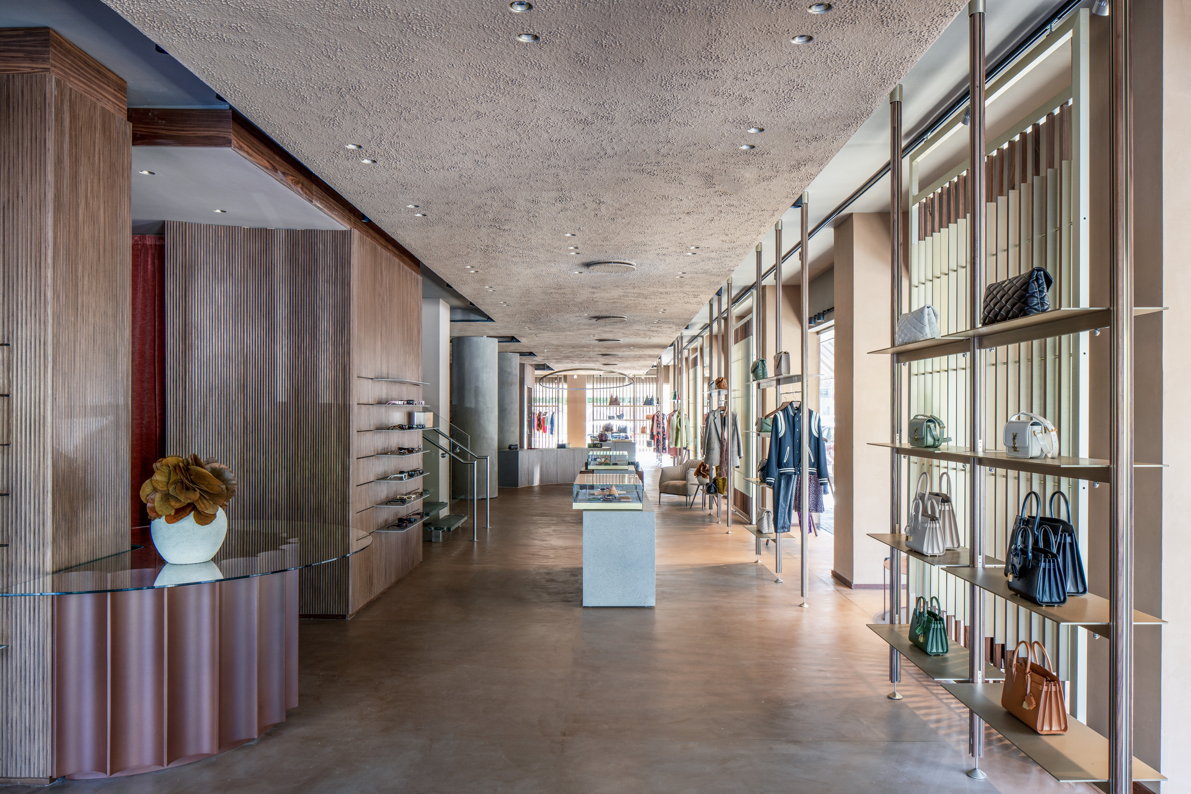 Intonaco rinforzato in argilla TerraVista Plus Liscio Cipria e Sale Grigio applicato su pareti e pilastri, finitura in terra cruda TerraVista Strutturato Cipria con lavorazione a spruzzo e pittura in argilla TerraSilk Strutturato Sale Grigio applicati sui