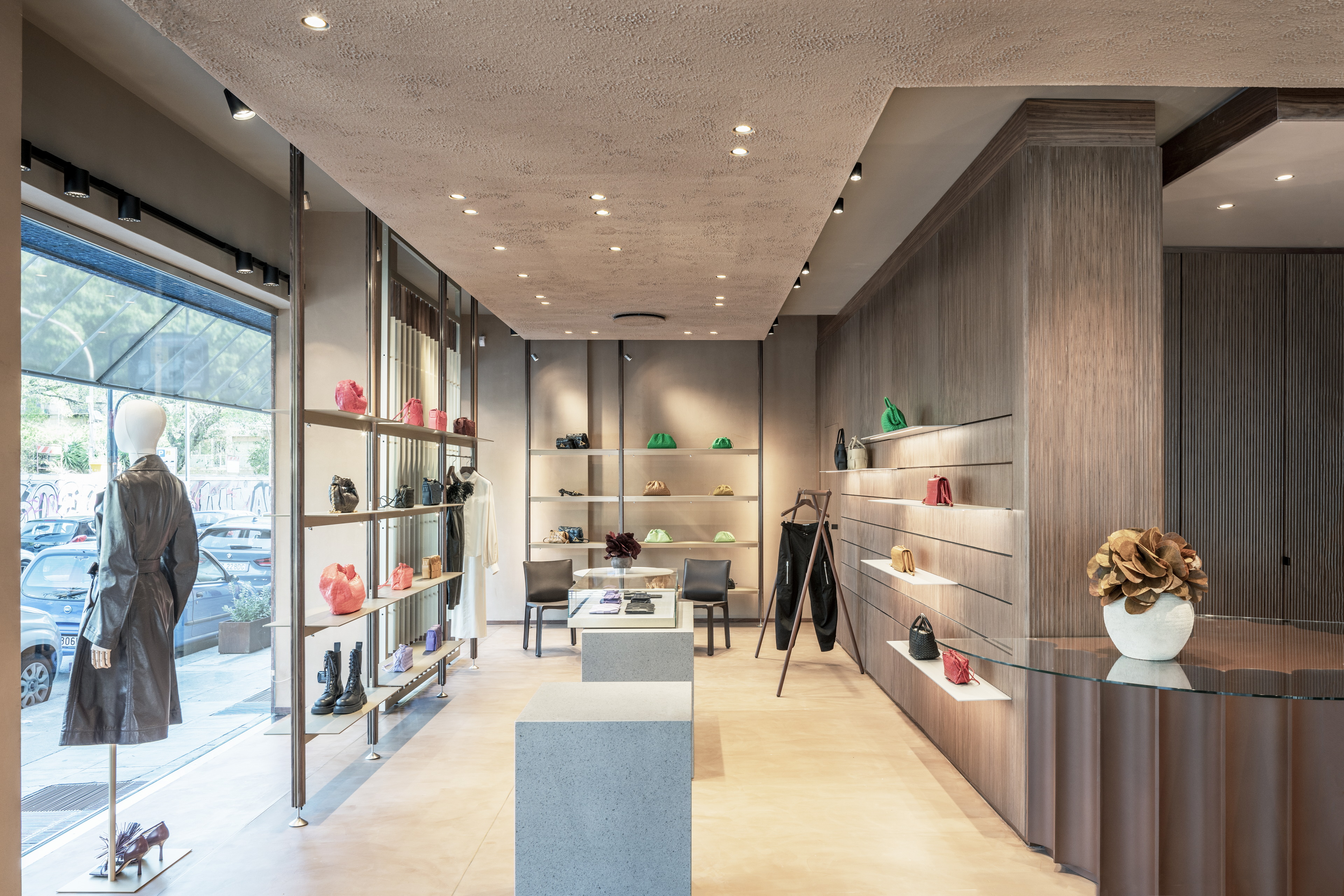 Intonaco rinforzato in argilla TerraVista Plus Liscio Cipria e Sale Grigio applicato su pareti e pilastri, finitura in terra cruda TerraVista Strutturato Cipria con lavorazione a spruzzo e pittura in argilla TerraSilk Strutturato Sale Grigio applicati sui