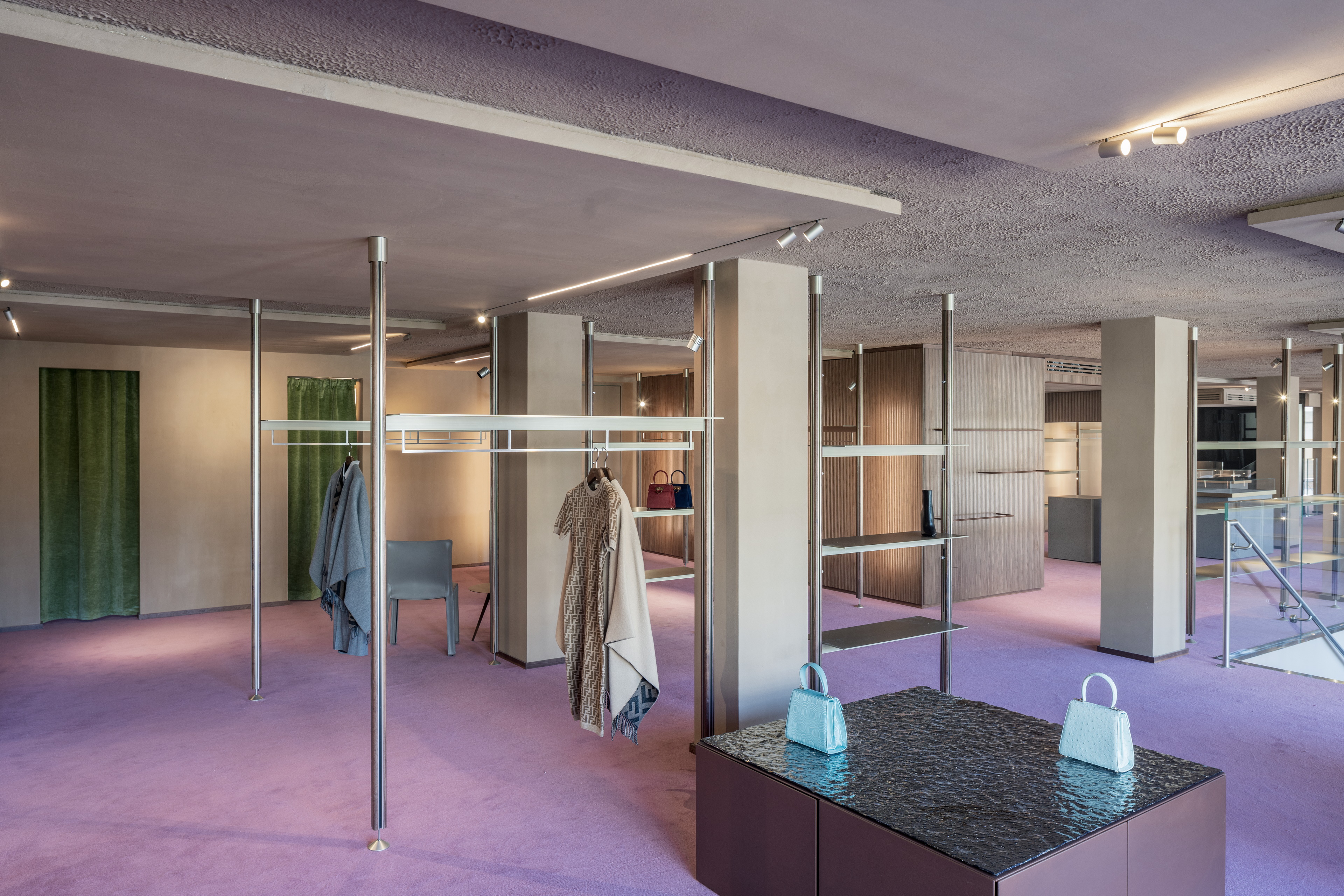 Intonaco rinforzato in argilla TerraVista Plus Liscio Cipria e Sale Grigio applicato su pareti e pilastri, finitura in terra cruda TerraVista Strutturato Cipria con lavorazione a spruzzo e pittura in argilla TerraSilk Strutturato Sale Grigio applicati sui