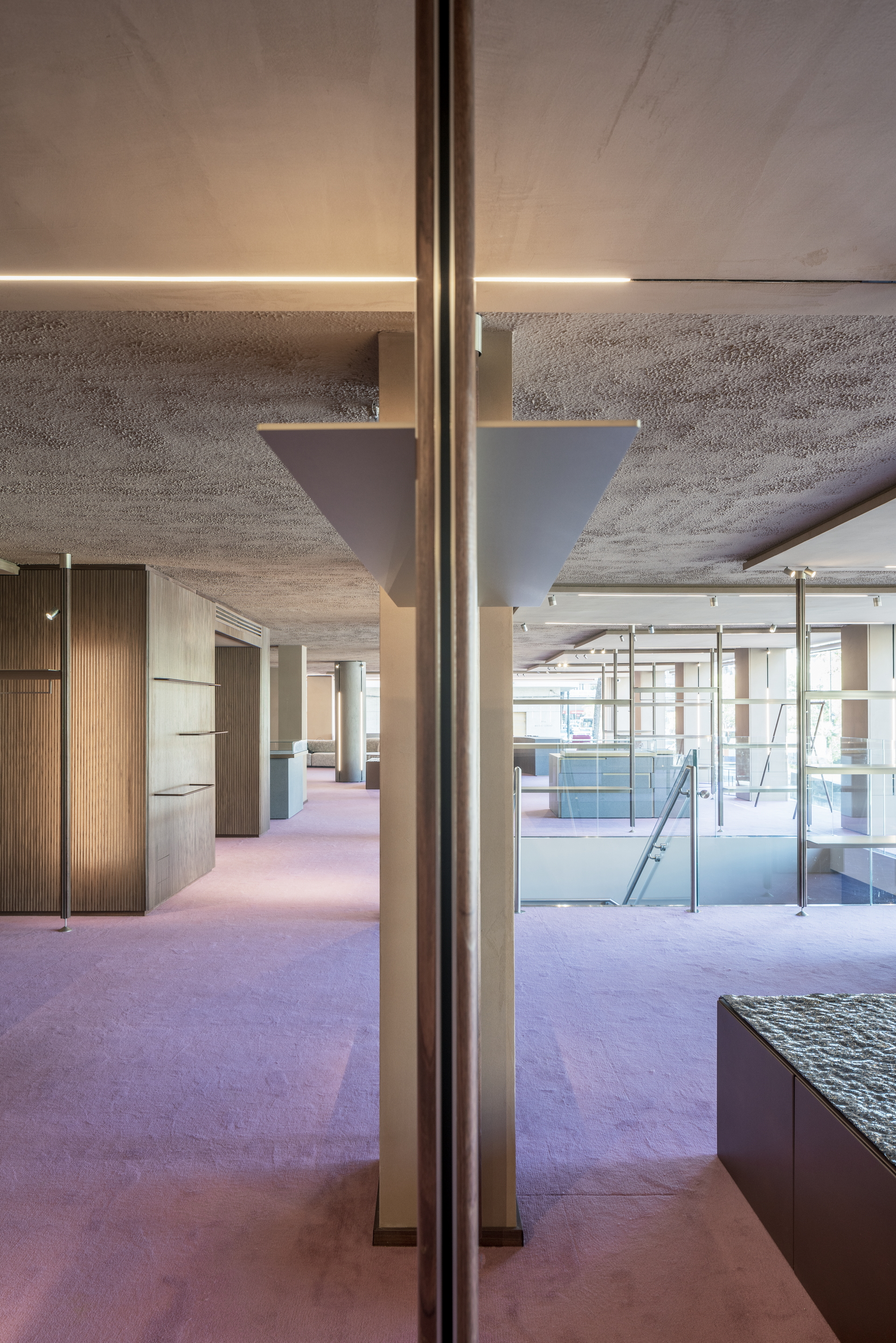 Intonaco rinforzato in argilla TerraVista Plus Liscio Cipria e Sale Grigio applicato su pareti e pilastri, finitura in terra cruda TerraVista Strutturato Cipria con lavorazione a spruzzo e pittura in argilla TerraSilk Strutturato Sale Grigio applicati sui