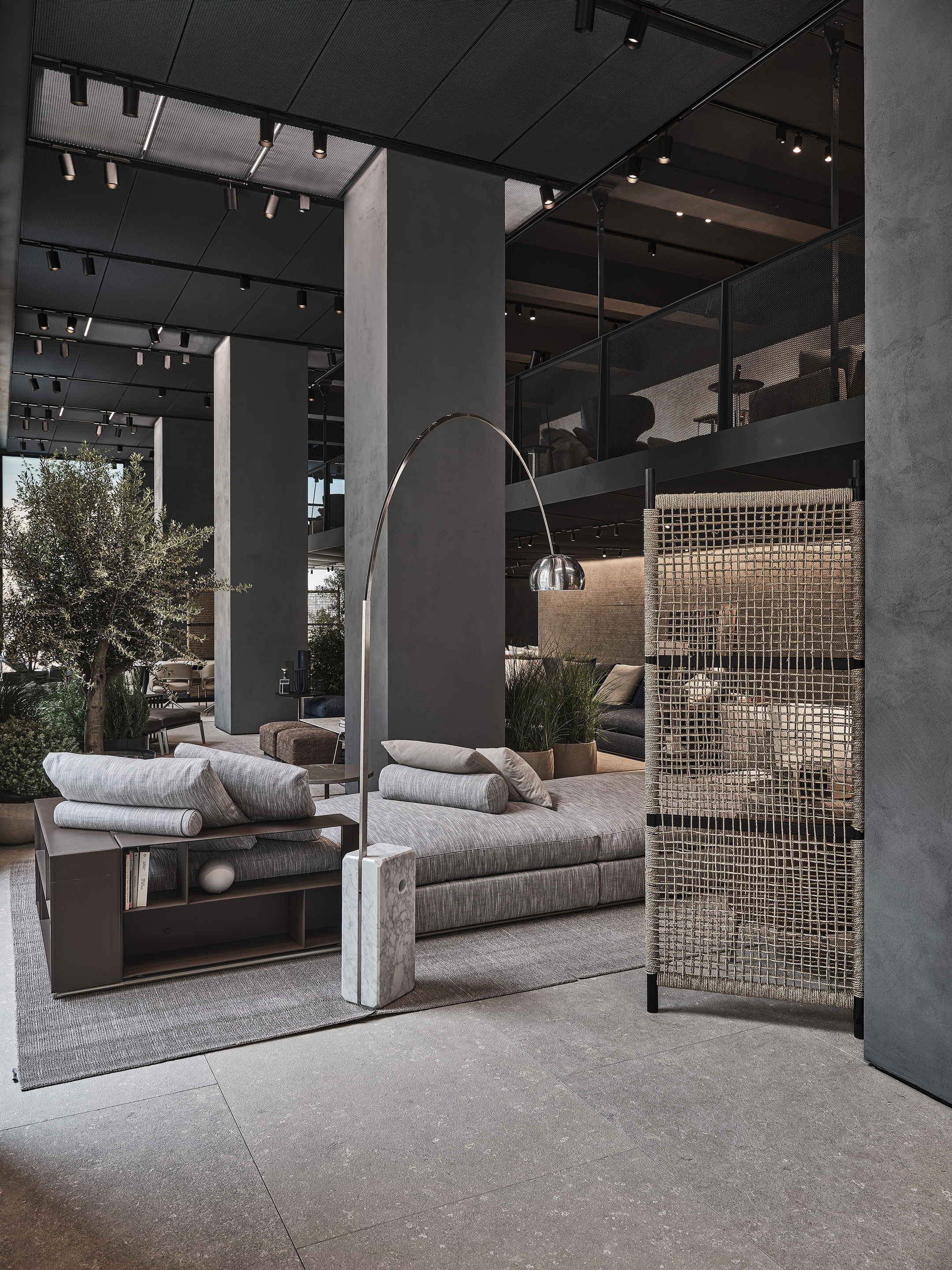 Clay and lime finishing plaster TerraCalix Waxed bespoke color applied on walls and pillars of the new Flexform showroom In Milan. Project by ACPV Architects Antonio Citterio Patricia Viel, photo by Matteo Imbriani