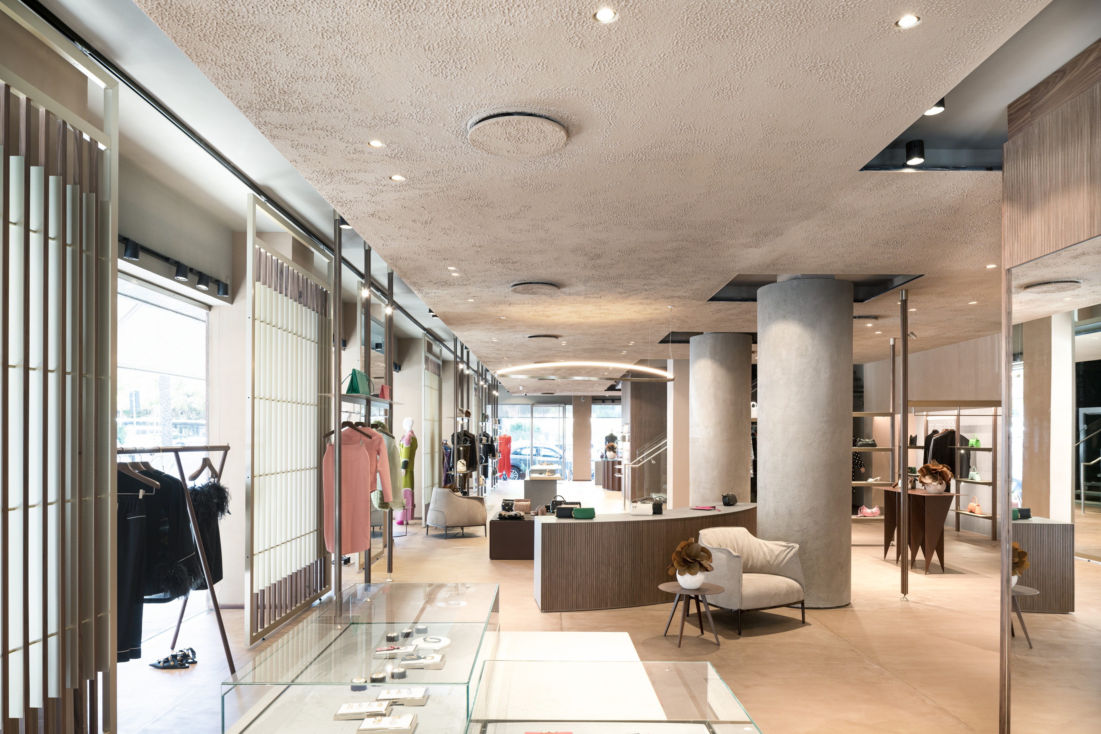 Reinforced clay plaster TerraVista Plus Smooth applied to walls and pillars in Cipria (powder) and Sale Grigio (gray salt) colors, TerraVista Structured Cipria clay finish with bespoke sprayed work and TerraSilk Structured Sale Grigio clay paint applied on the ceilings of the Giglio boutique in Palermo. Project by Francesco Pitruzzella, photo by Emanuela Minaldi