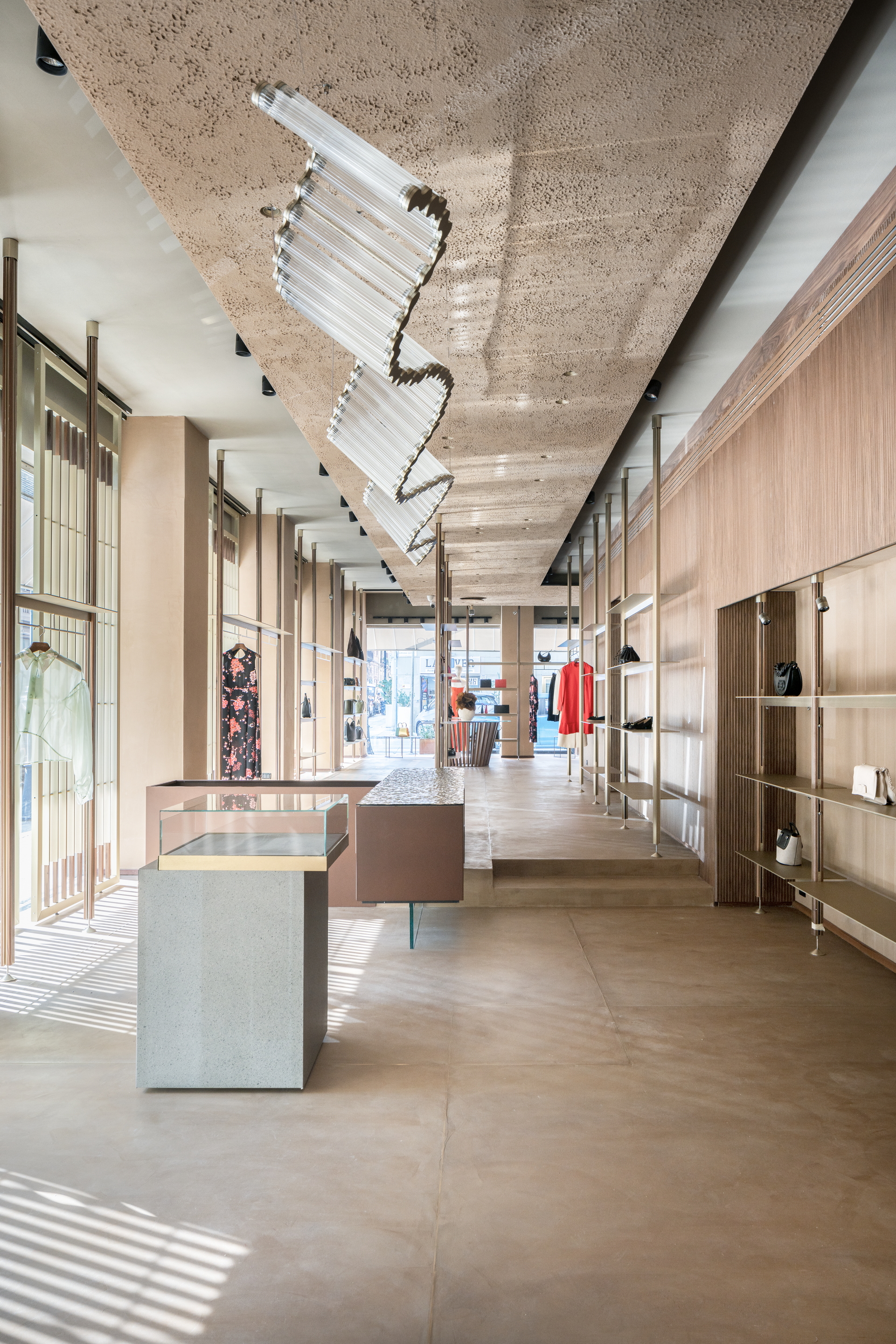 Reinforced clay plaster TerraVista Plus Smooth applied to walls and pillars in Cipria (powder) and Sale Grigio (gray salt) colors, TerraVista Structured Cipria clay finish with bespoke sprayed work and TerraSilk Structured Sale Grigio clay paint applied on the ceilings of the Giglio boutique in Palermo. Project by Francesco Pitruzzella, photo by Emanuela Minaldi