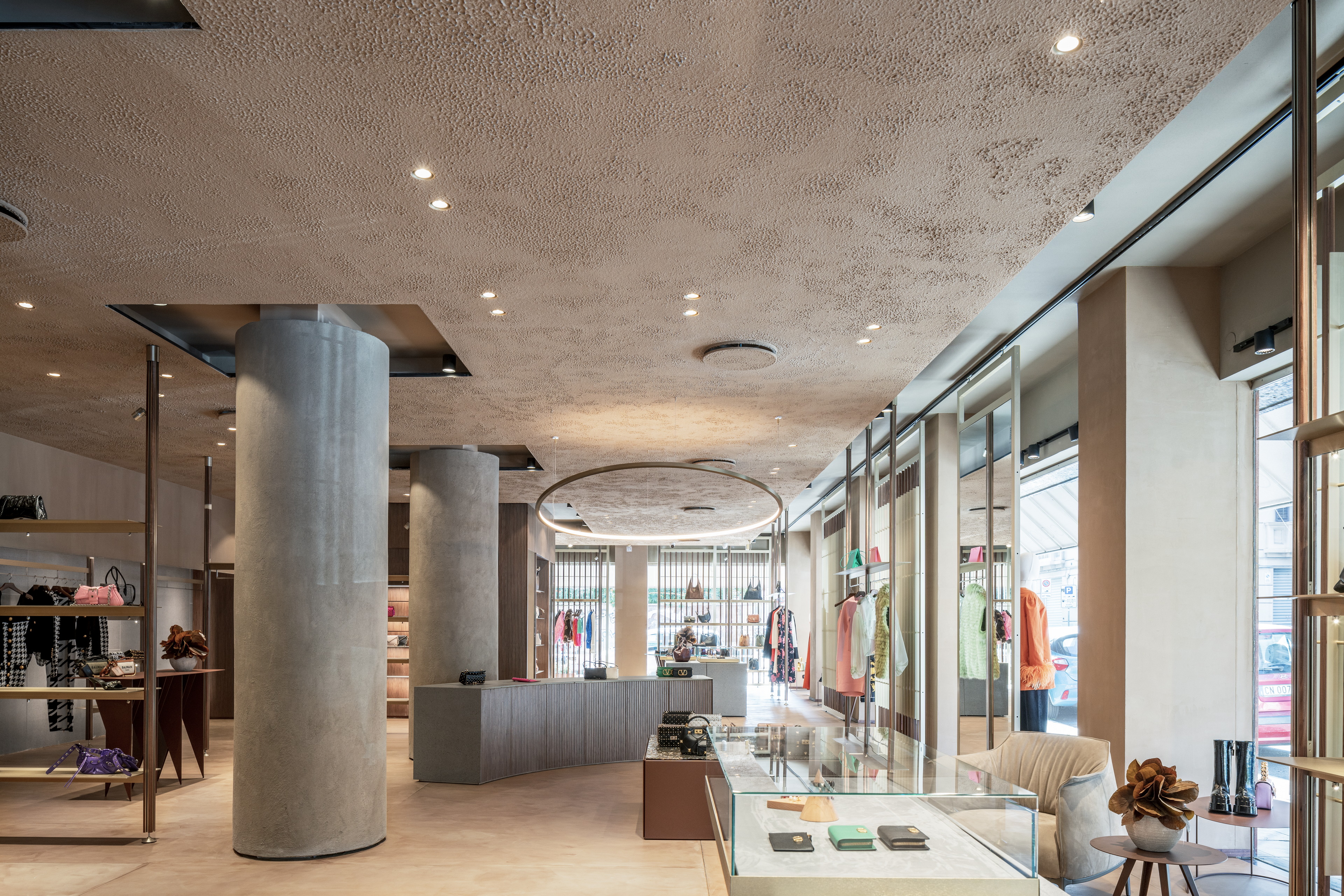 Reinforced clay plaster TerraVista Plus Smooth applied to walls and pillars in Cipria (powder) and Sale Grigio (gray salt) colors, TerraVista Structured Cipria clay finish with bespoke sprayed work and TerraSilk Structured Sale Grigio clay paint applied on the ceilings of the Giglio boutique in Palermo. Project by Francesco Pitruzzella, photo by Emanuela Minaldi