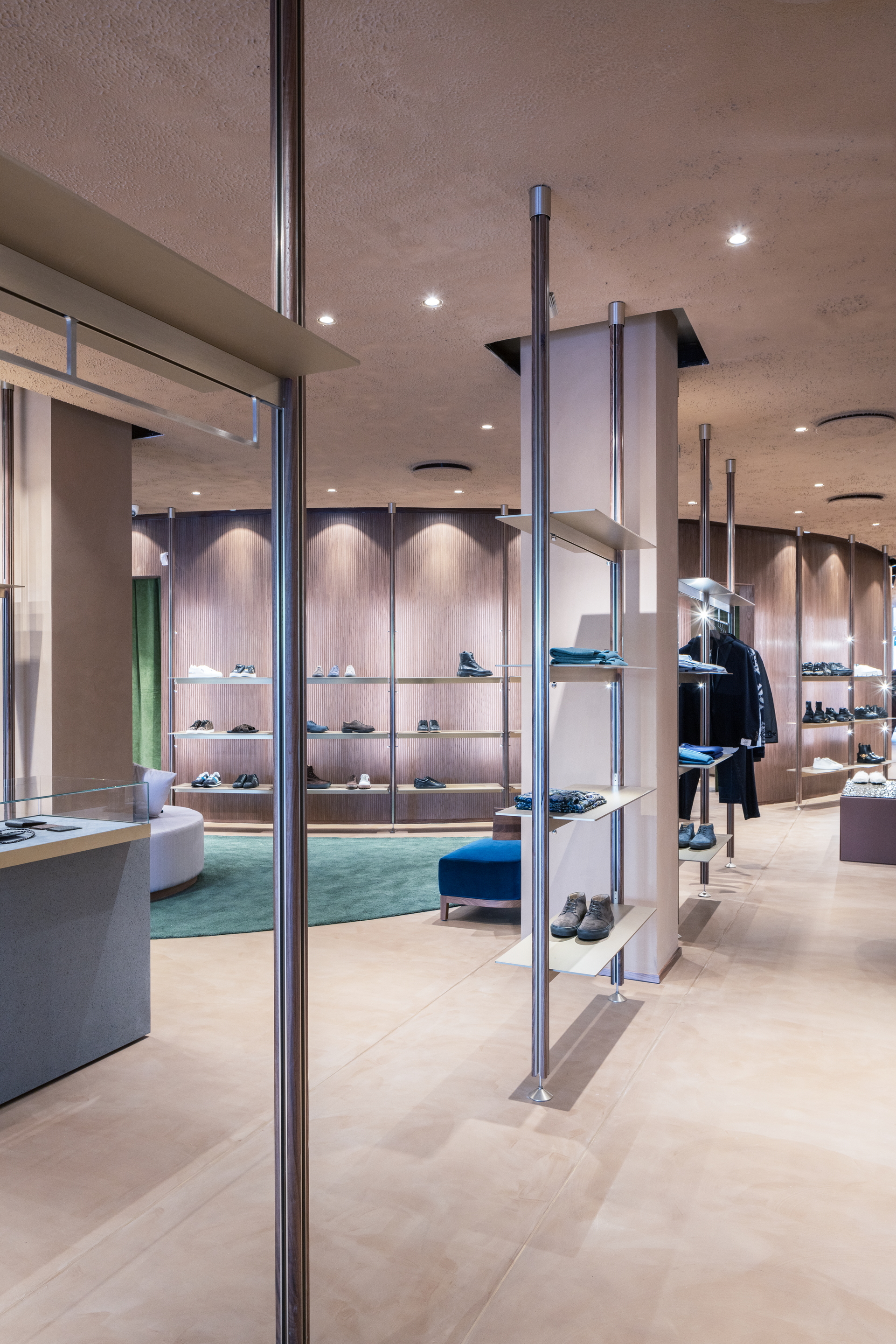 Reinforced clay plaster TerraVista Plus Smooth applied to walls and pillars in Cipria (powder) and Sale Grigio (gray salt) colors, TerraVista Structured Cipria clay finish with bespoke sprayed work and TerraSilk Structured Sale Grigio clay paint applied on the ceilings of the Giglio boutique in Palermo. Project by Francesco Pitruzzella, photo by Emanuela Minaldi