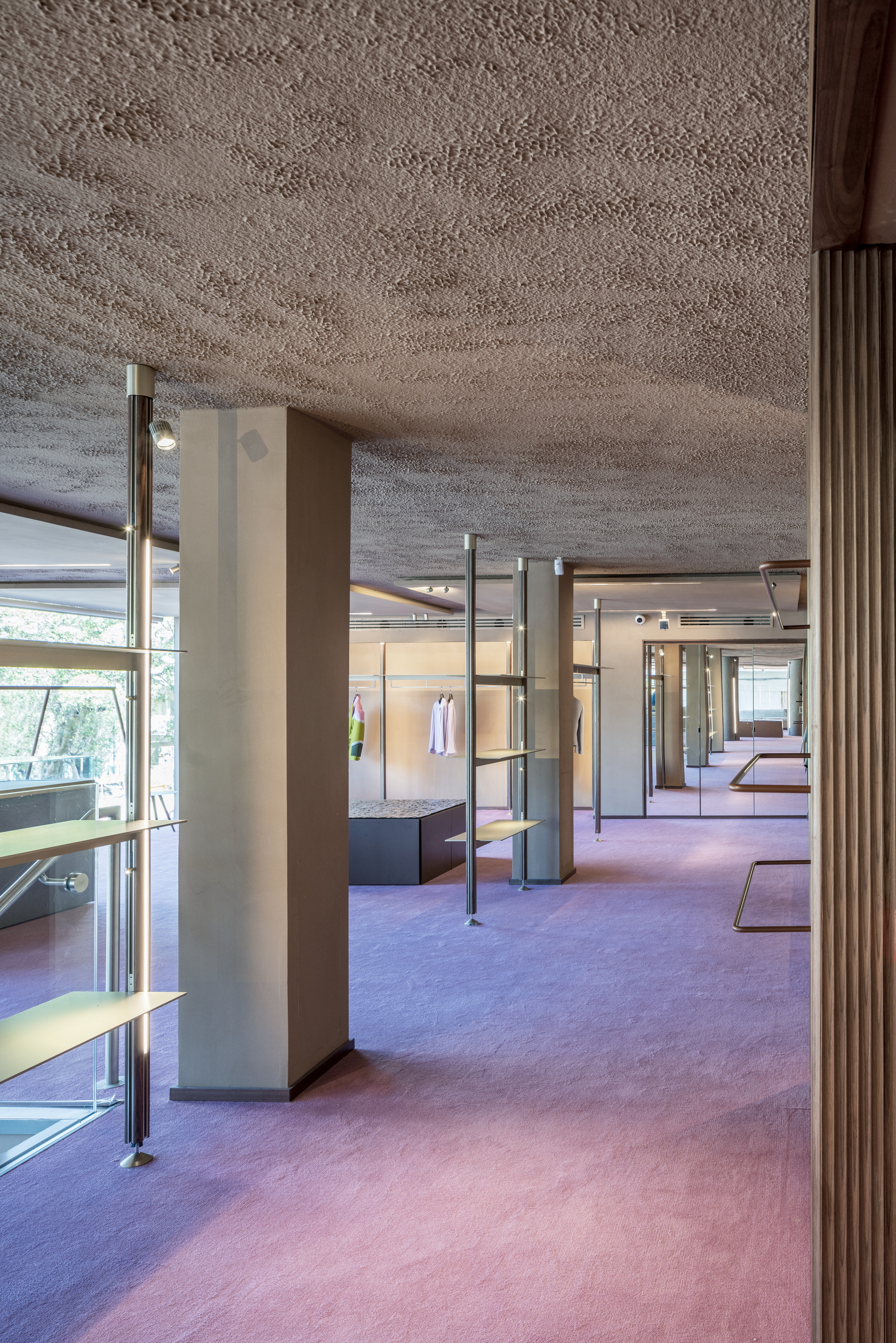 Reinforced clay plaster TerraVista Plus Smooth applied to walls and pillars in Cipria (powder) and Sale Grigio (gray salt) colors, TerraVista Structured Cipria clay finish with bespoke sprayed work and TerraSilk Structured Sale Grigio clay paint applied on the ceilings of the Giglio boutique in Palermo. Project by Francesco Pitruzzella, photo by Emanuela Minaldi