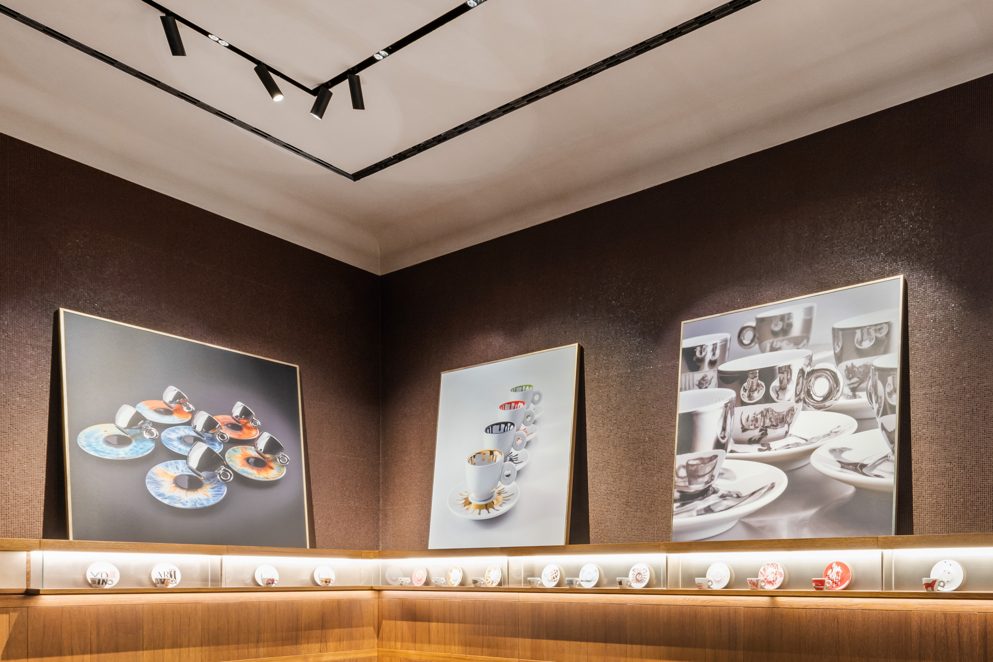 Natural clay paint TerraSilk Stuctured Cipria (powder) color for the ceilings of Illy flagship store in the upmarket shopping street of Via Monte Napoleone, beating heart of fashion-conscious Milan. Project by ACPV Architects - Antonio Citterio Patricia Viel, photo by courtesy of Illy