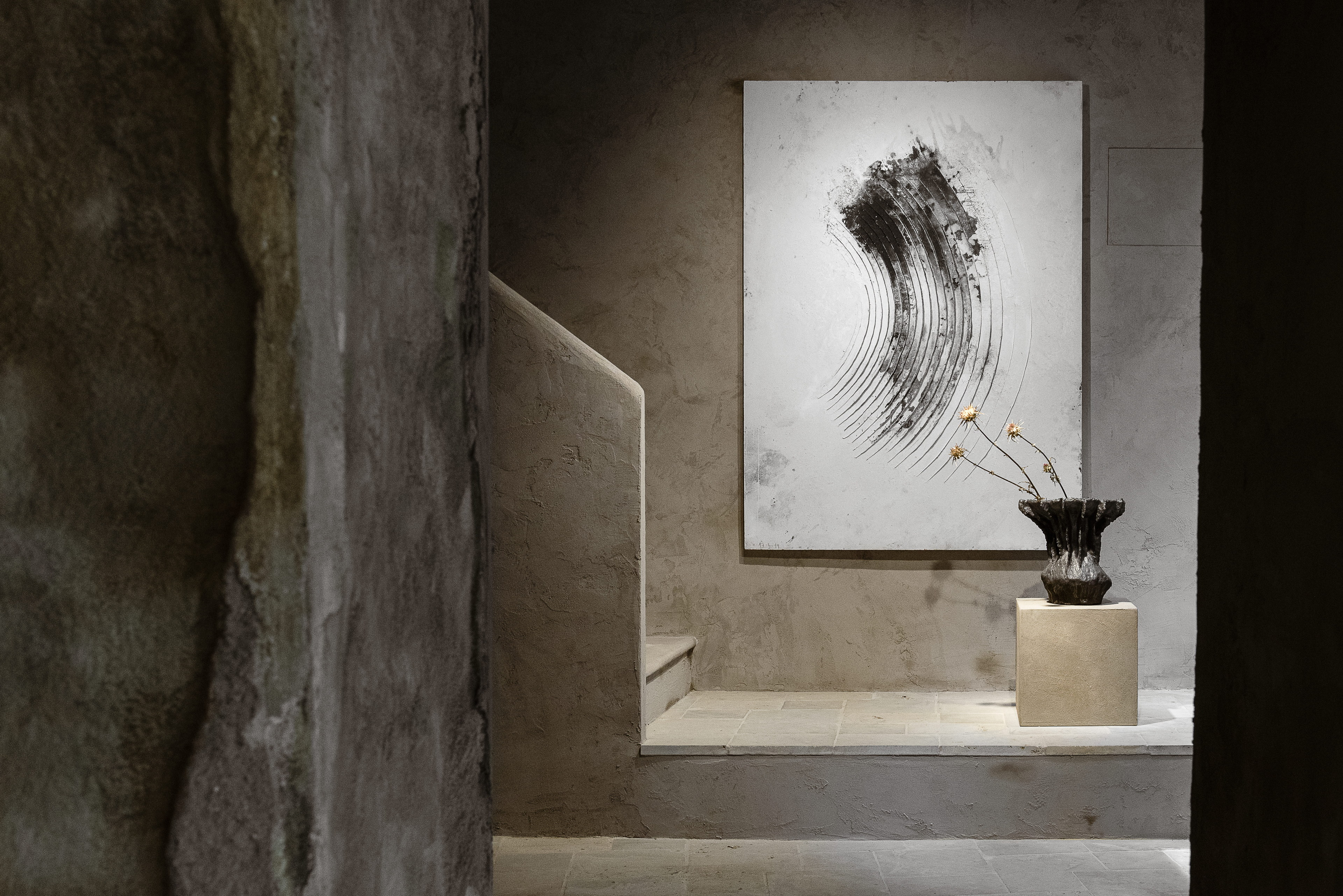 Matteo Brioni's coarse-grained clay plaster MultiTerra Wabi Polvere (dust color) applied on walls in the Kalpa Art Living Gallery of Volterra, project by Olga Niescier, photo by Simone Stanislai