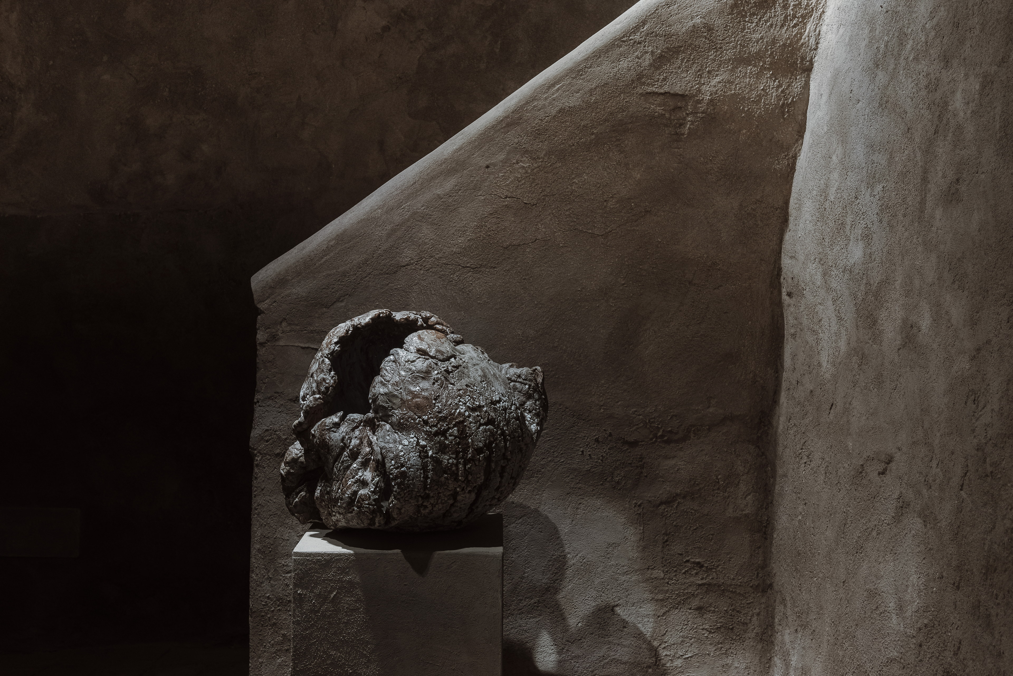 Intonaco di finitura in argilla a grana grossa MultiTerra Wabi Sale Grigio di Matteo Brioni applicato sulle pareti della galleria Kalpa Art Living di Volterra, progetto di Olga Niescier, foto di SImone Stanislai