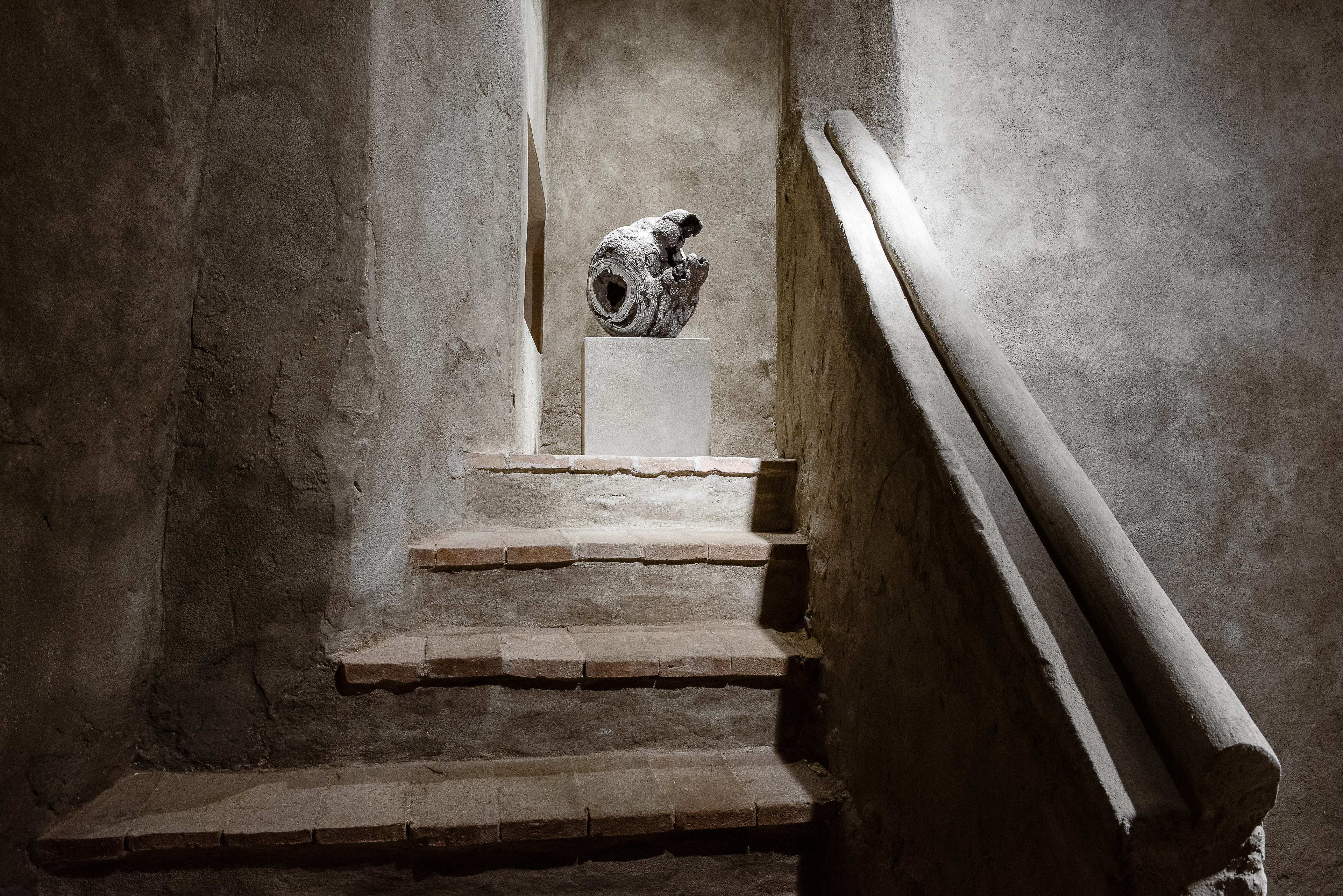 Intonaco di finitura in argilla a grana grossa MultiTerra Wabi Sale Grigio di Matteo Brioni applicato sulle pareti della galleria Kalpa Art Living di Volterra, progetto di Olga Niescier, foto di SImone Stanislai