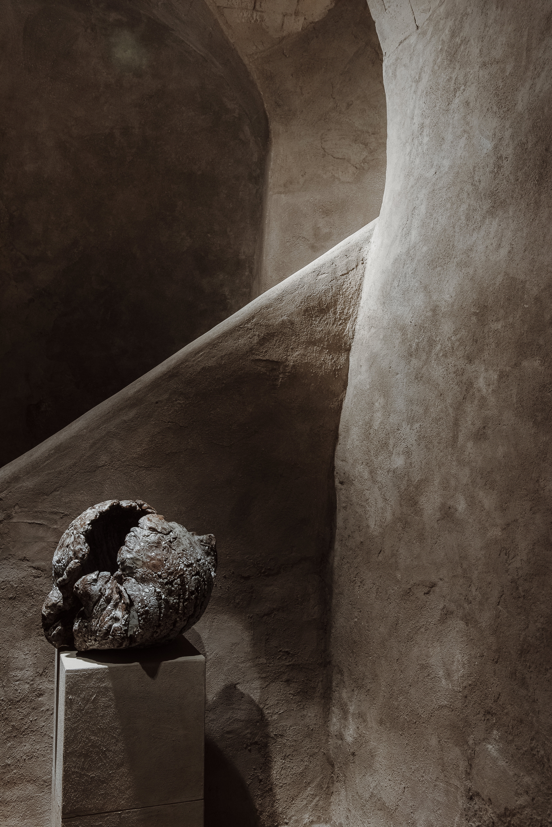 Intonaco di finitura in argilla a grana grossa MultiTerra Wabi Sale Grigio di Matteo Brioni applicato sulle pareti della galleria Kalpa Art Living di Volterra, progetto di Olga Niescier, foto di SImone Stanislai