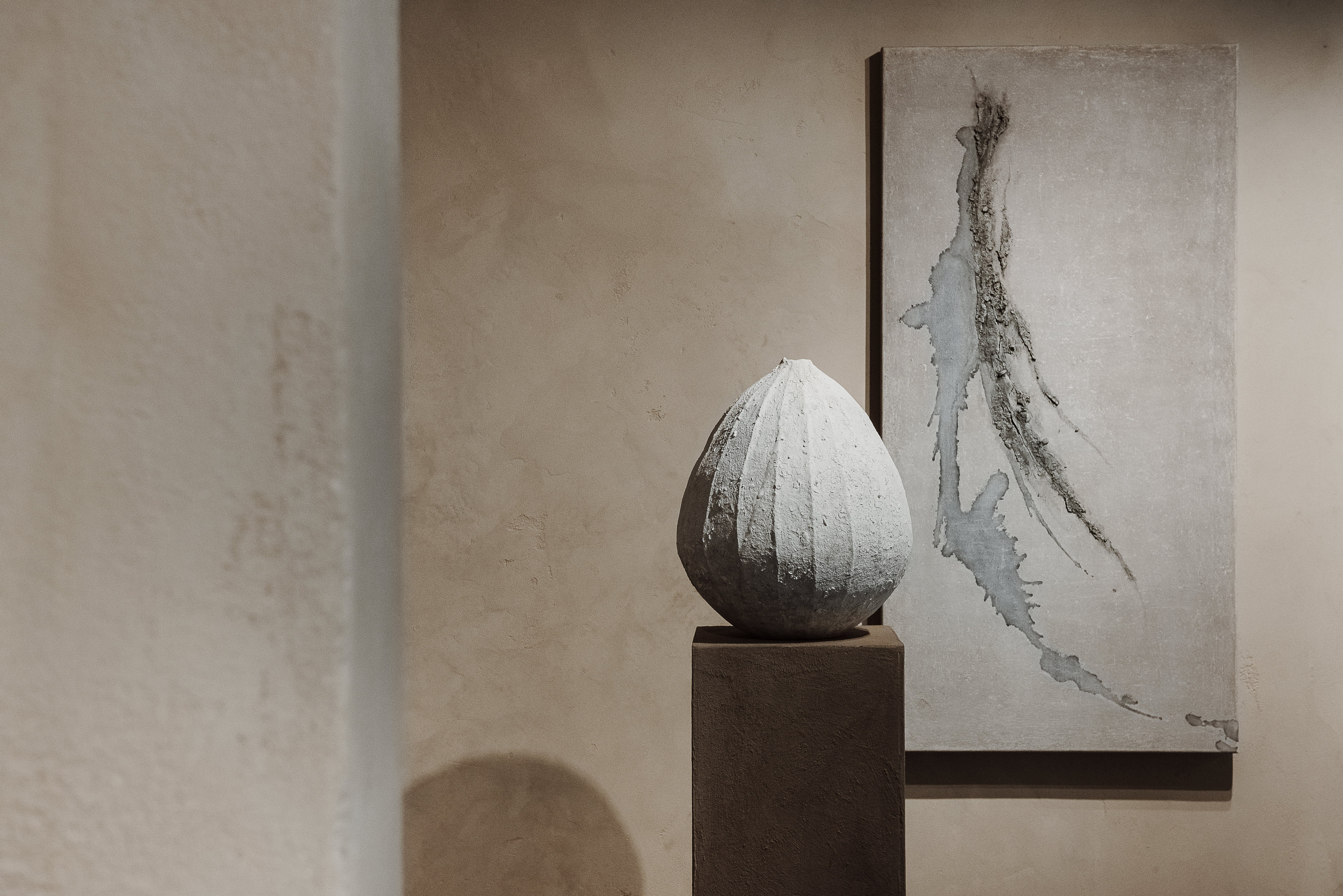 Matteo Brioni's fine-grained clay plaster TerraVista Smooth Panna (cream color) applied on walls in the Kalpa Art Living Gallery of Volterra, project by Olga Niescier, photo by Simone Stanislai