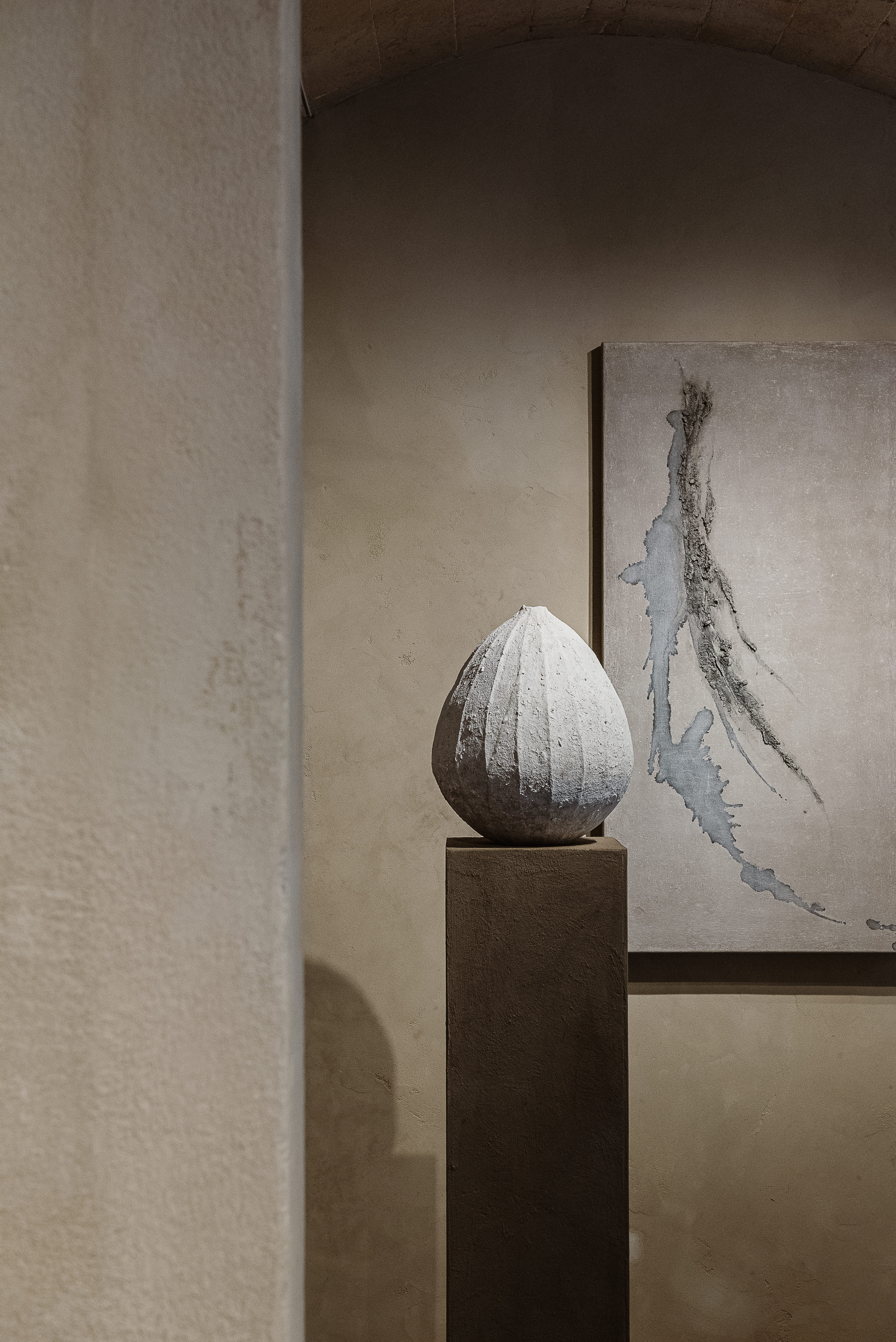 Matteo Brioni's fine-grained clay plaster TerraVista Smooth Panna (cream color) applied on walls in the Kalpa Art Living Gallery of Volterra, project by Olga Niescier, photo by Simone Stanislai