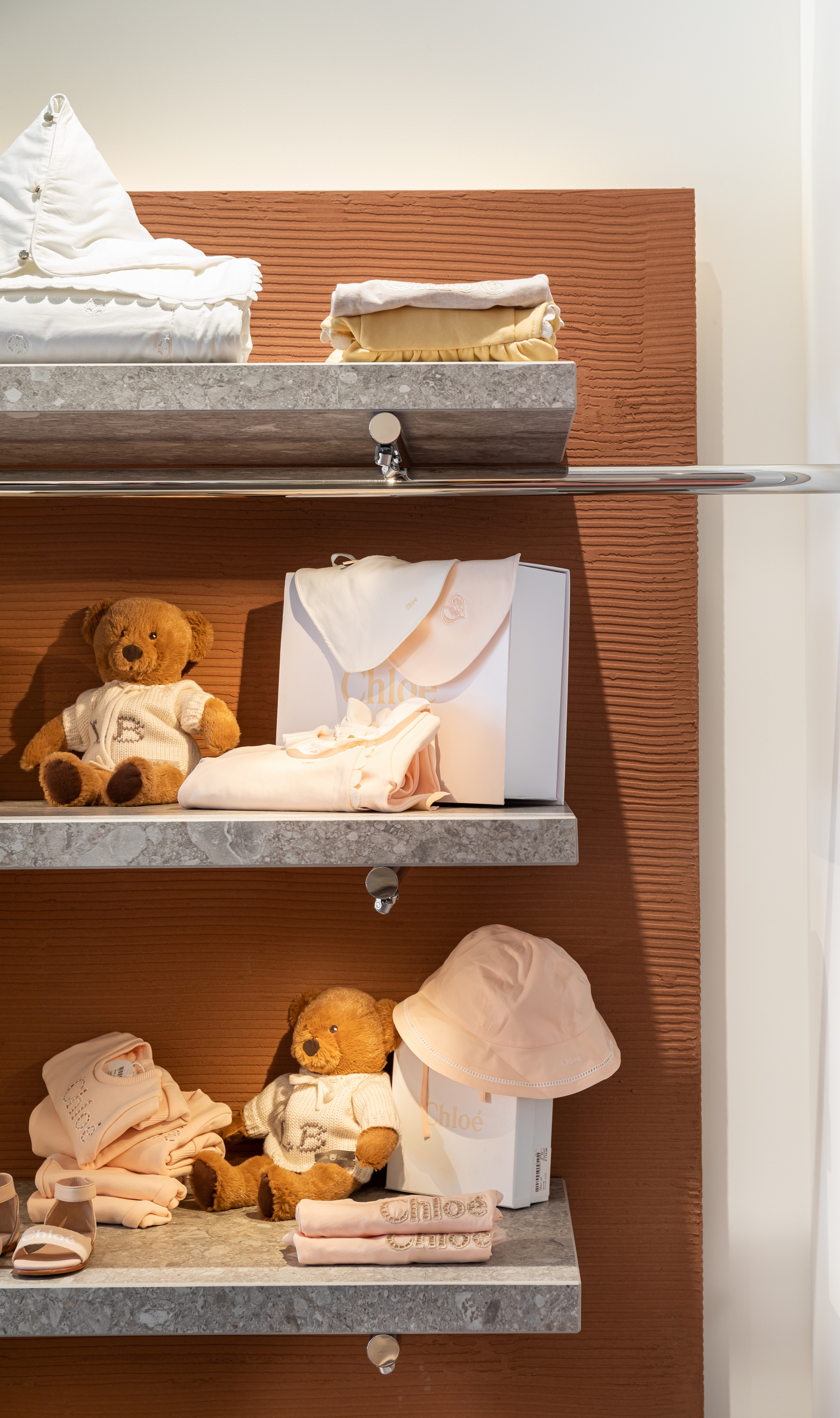 Raw earth decoration Terra Evoca 2 Layers Cammeo (cameo) color for Rubino Kids boutique in Rome, project by Ossigeno, photo by Edi Solari