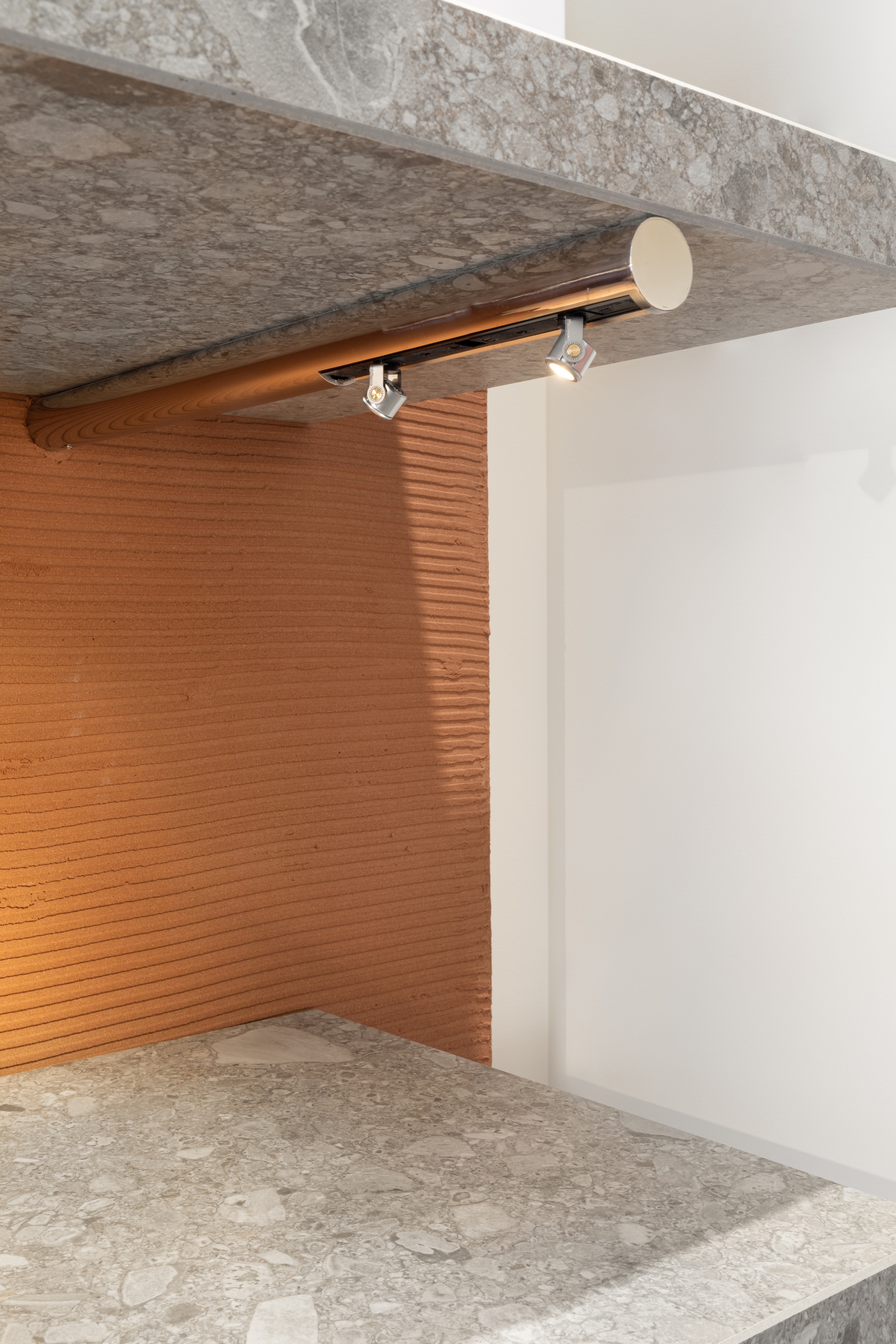 Raw earth decoration Terra Evoca 2 Layers Cammeo (cameo) color for Rubino Kids boutique in Rome, project by Ossigeno, photo by Edi Solari