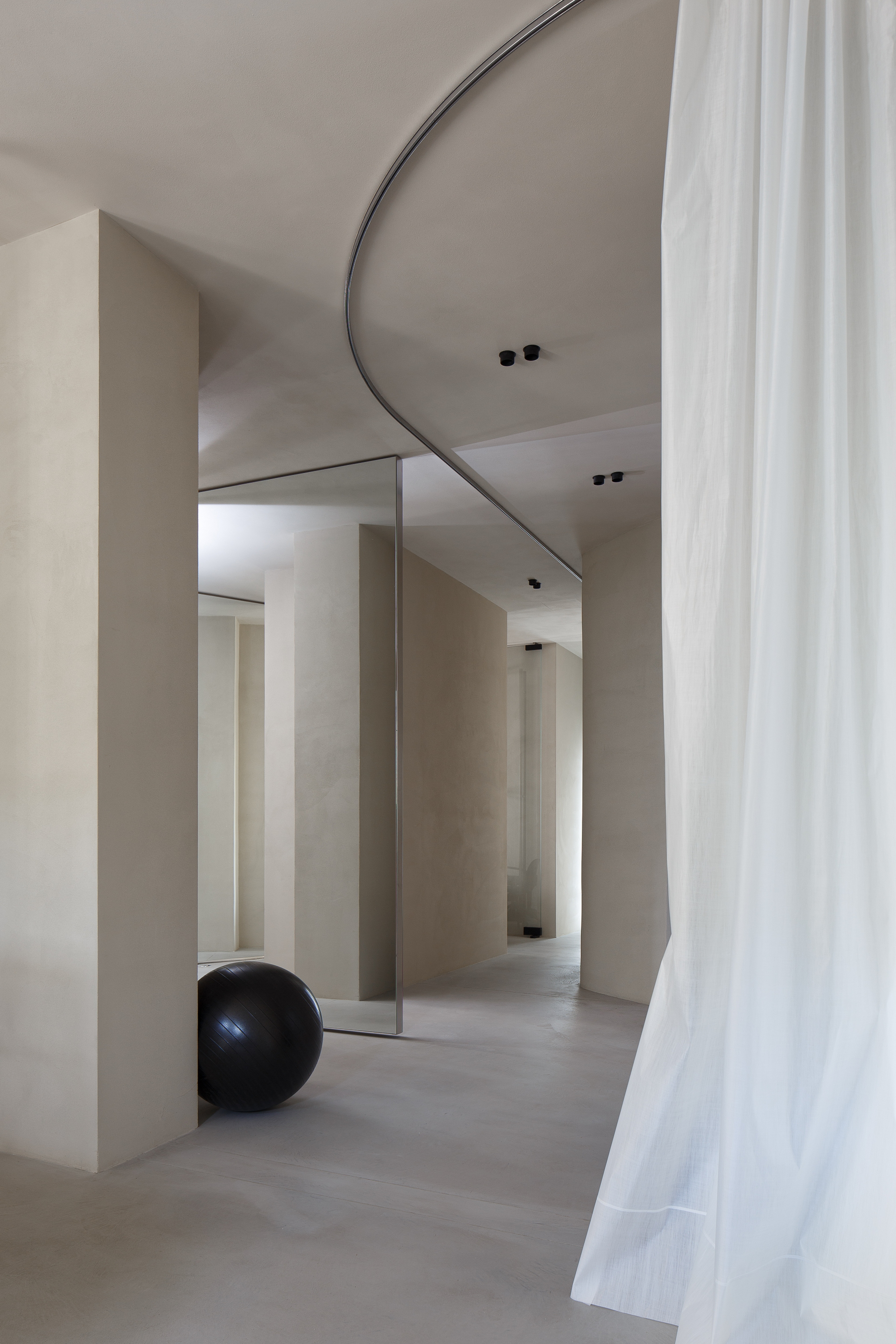 Fine-grained clay plaster TerraVista Smooth Panna (cream color) applied to walls and clay paint TerraSilk Structured Panna applied to ceilings in the new Studio Autori main office in Belgrade, photo by Relja Ivanić