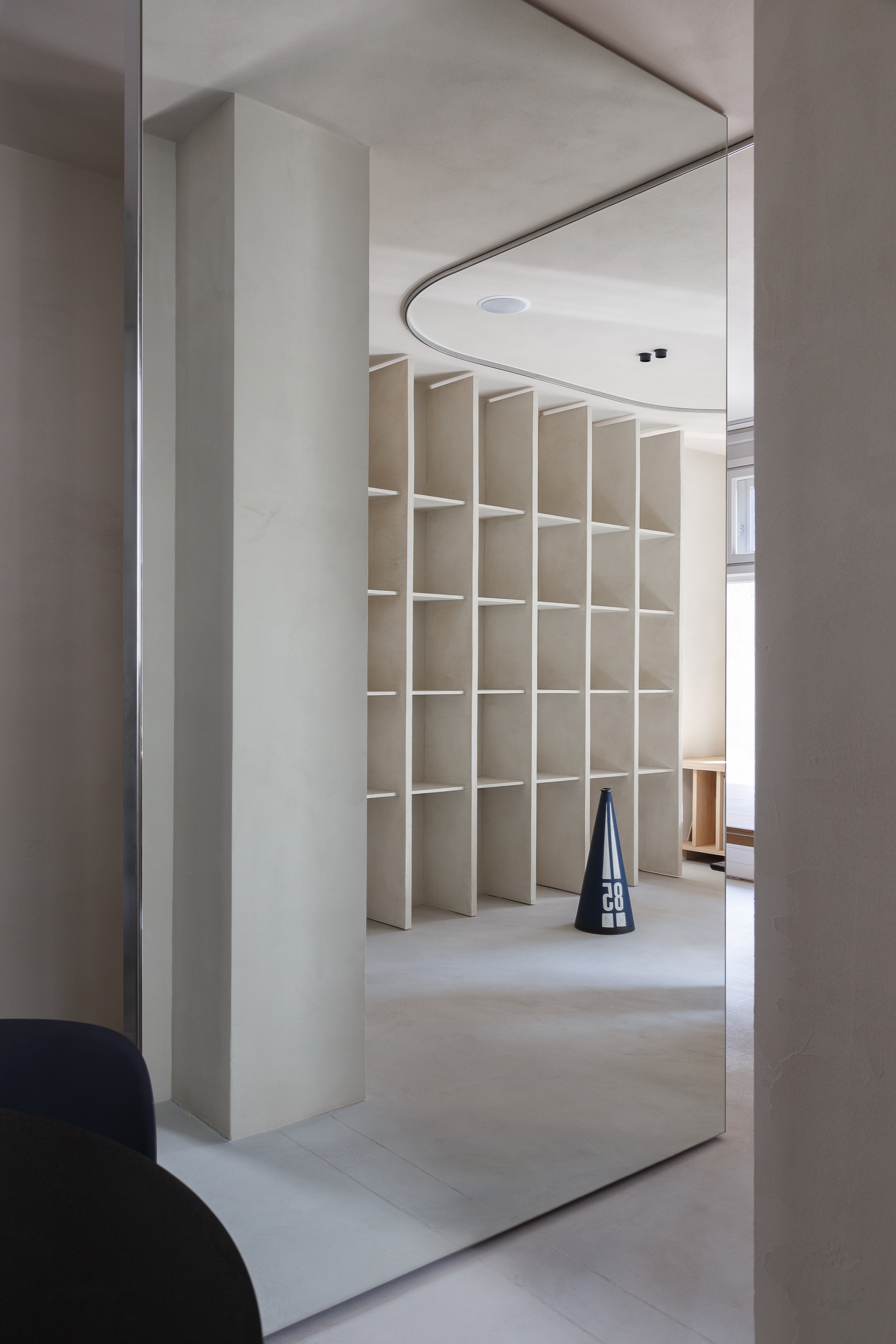 Fine-grained clay plaster TerraVista Smooth Panna (cream color) applied to walls and clay paint TerraSilk Structured Panna applied to ceilings in the new Studio Autori main office in Belgrade, photo by Relja Ivanić