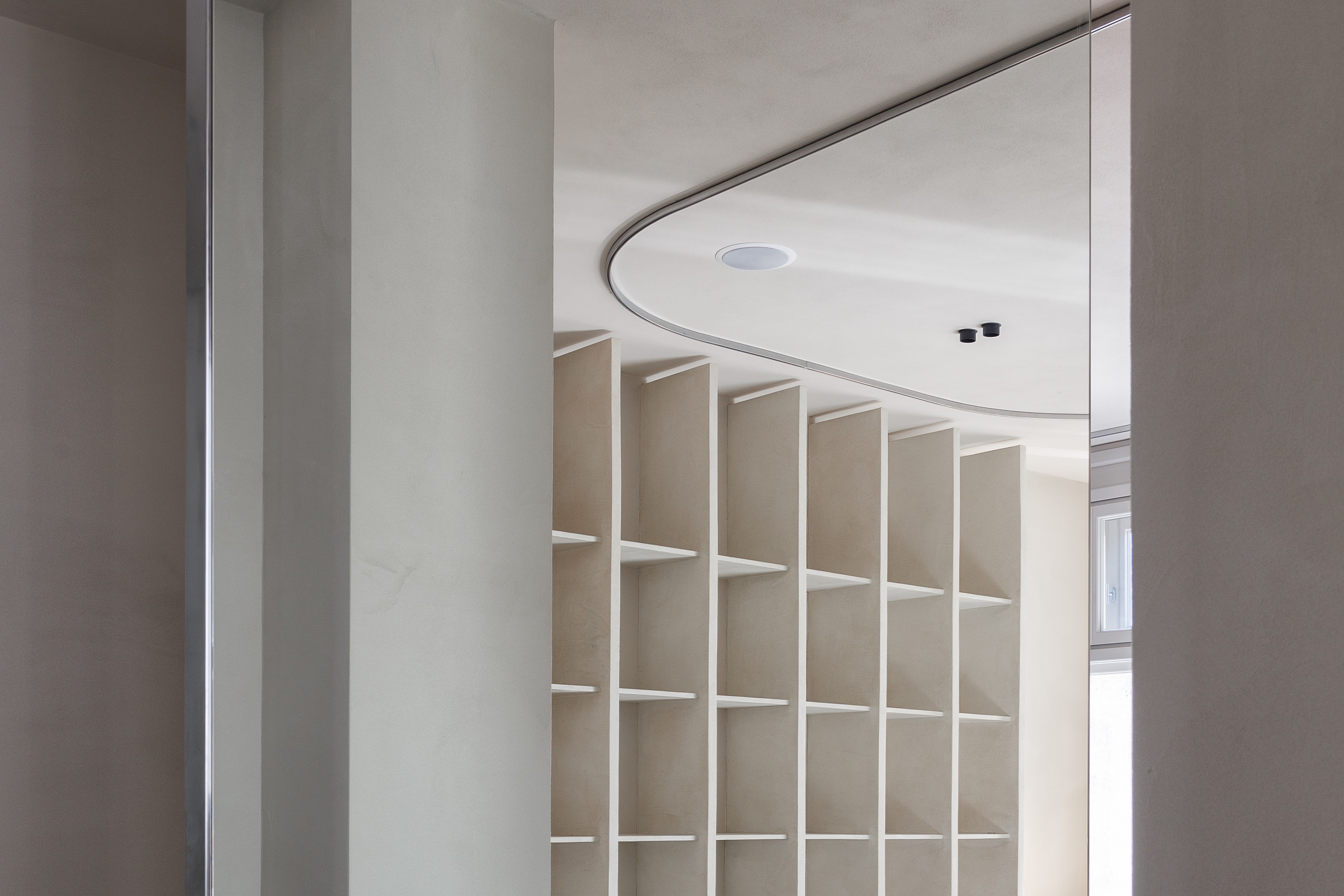 Fine-grained clay plaster TerraVista Smooth Panna (cream color) applied to walls and clay paint TerraSilk Structured Panna applied to ceilings in the new Studio Autori main office in Belgrade, photo by Relja Ivanić