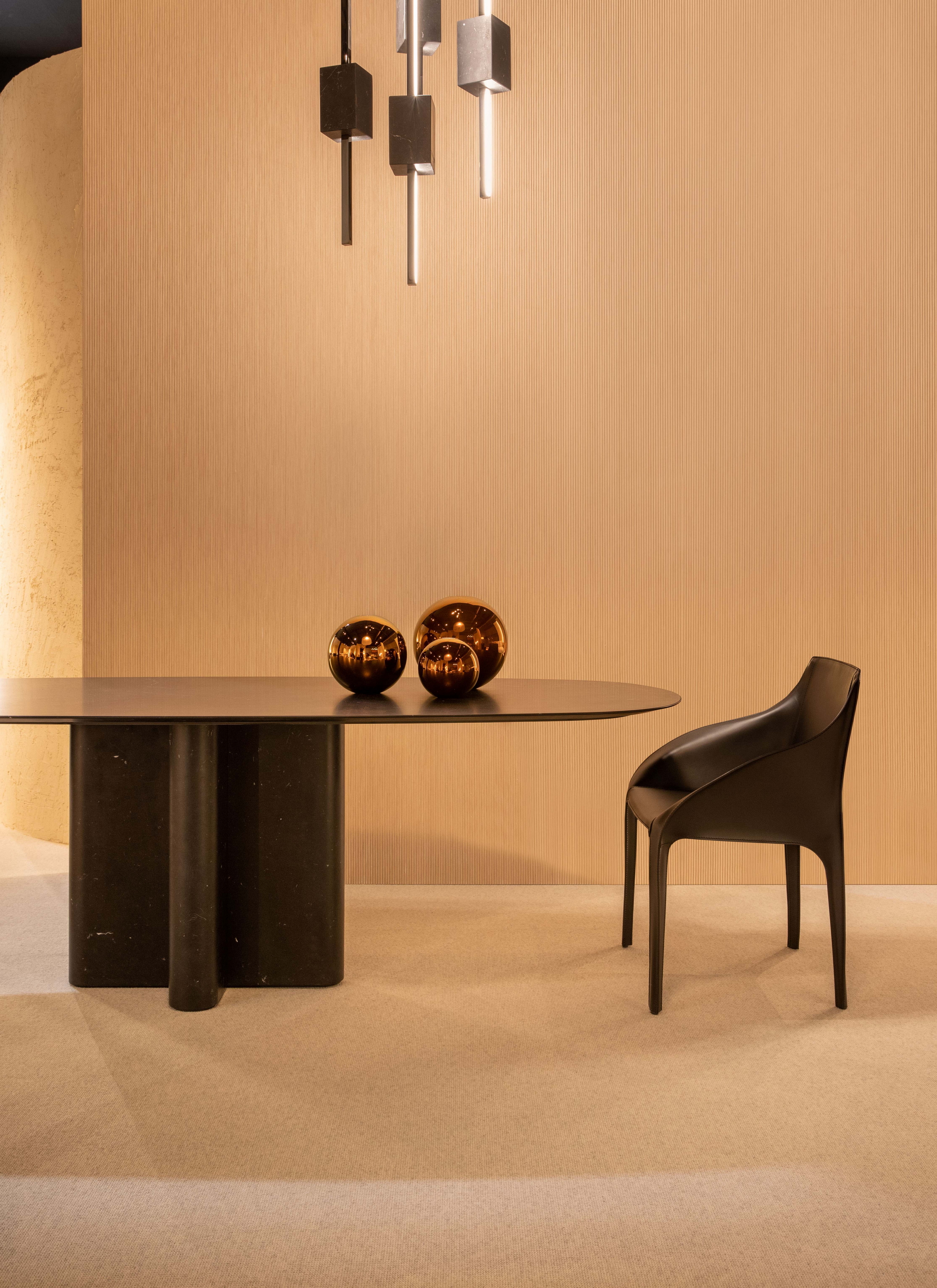 Decorazione bespoke in argilla rigataTerraEvoca e  finitura in argilla fine TerraVista Liscio entrambi color Panna applicati sulle pareti dello stand Trussardi Casa al Salone del Mobile di Milano. Progetto e foto di Luxury Living Group