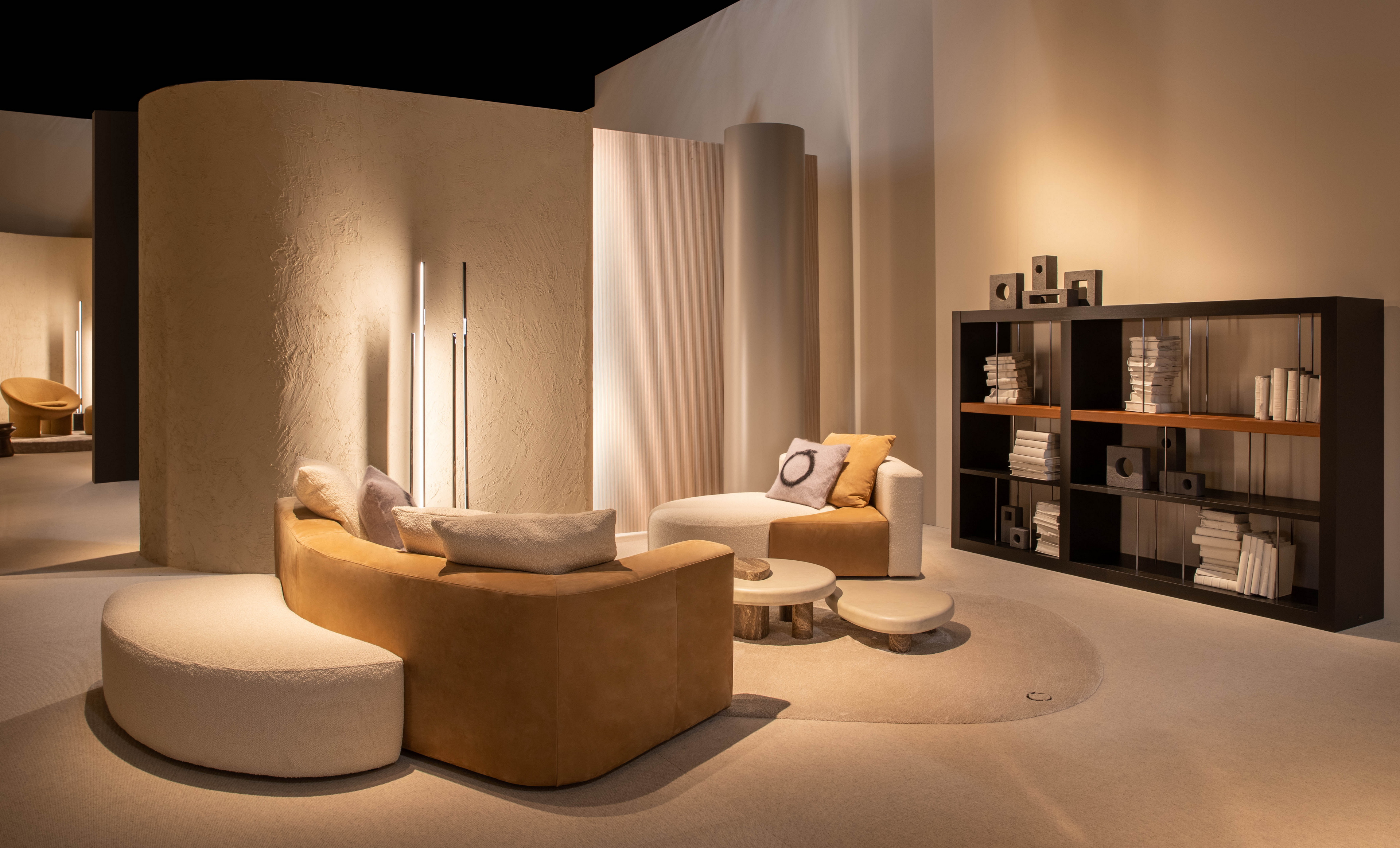 Decorazione bespoke in argilla rigataTerraEvoca, finitura in argilla fine TerraVista Liscio e rivestimento materico in terra cruda MultiTerra Strutturato, tutti color Panna, applicati sulle pareti dello stand Trussardi Casa al Salone del Mobile di Milano. Progetto e foto di Luxury Living Group