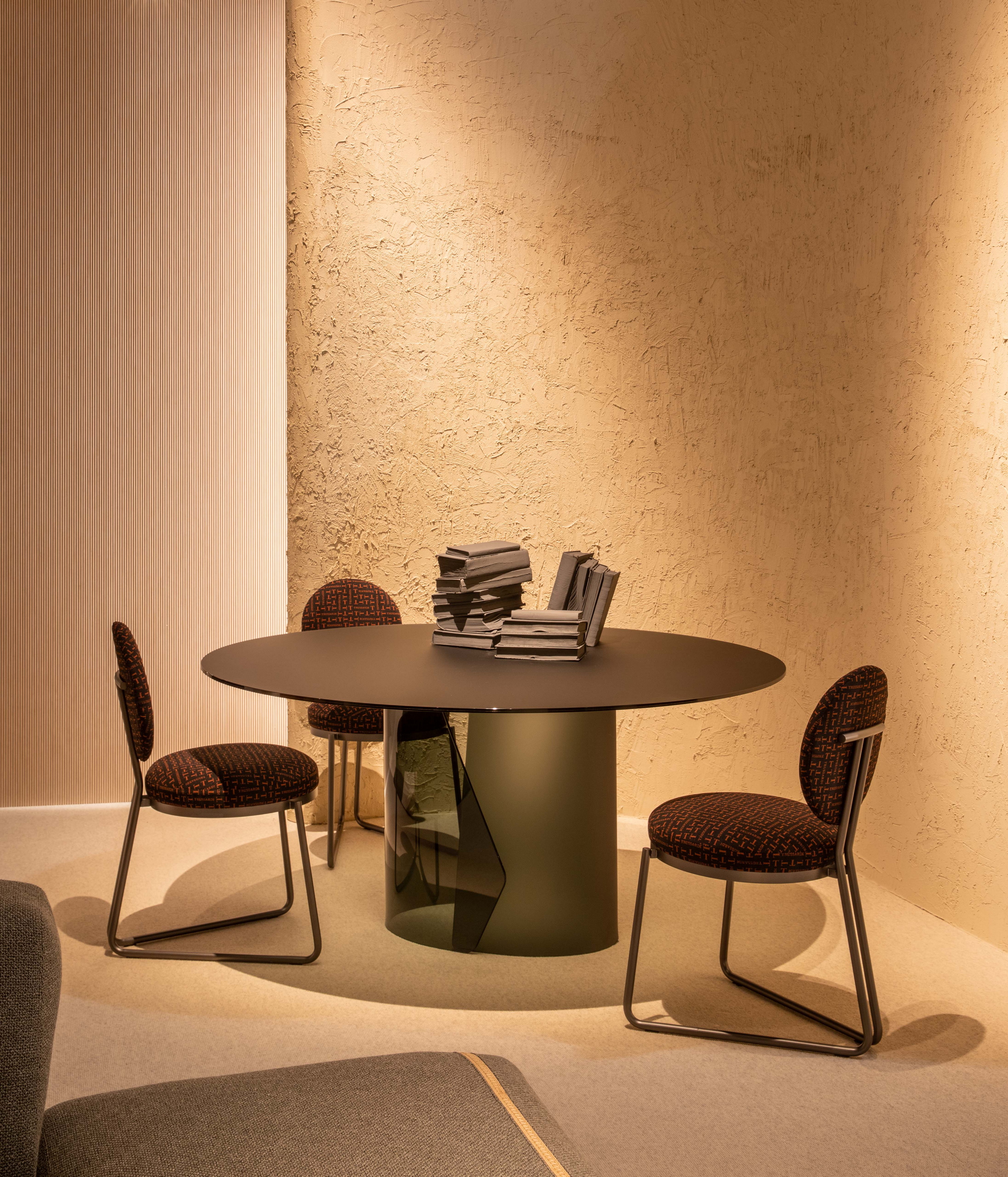 Decorazione bespoke in argilla rigata TerraEvoca e  finitura in argilla a grana grossa MultiTerra Strutturato entrambi color Panna applicati sulle pareti dello stand Trussardi Casa al Salone del Mobile di Milano. Progetto e foto di Luxury Living Group