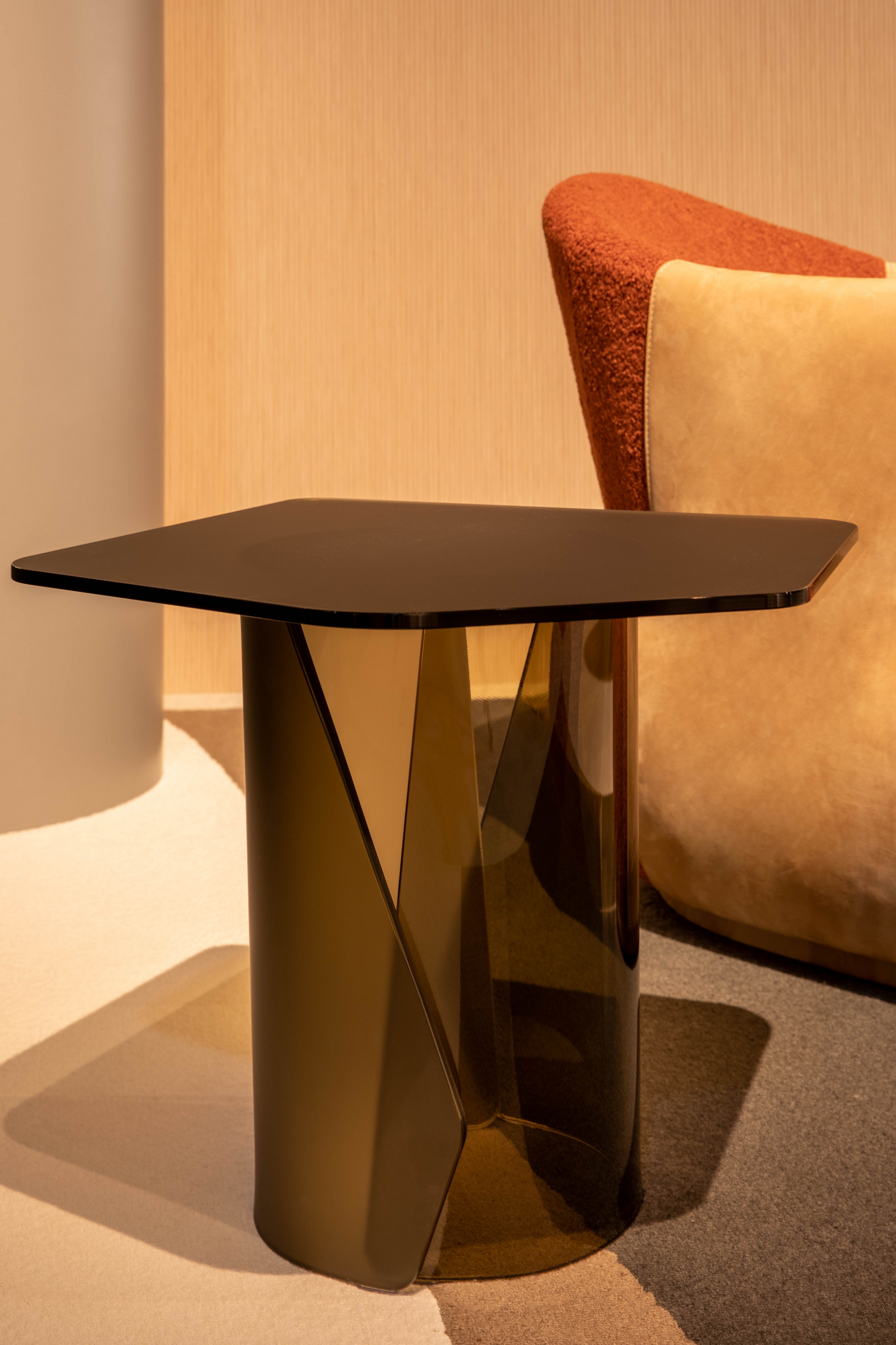 Decorazione bespoke in argilla rigataTerraEvoca e  finitura in argilla fine TerraVista Liscio entrambi color Panna applicati sulle pareti dello stand Trussardi Casa al Salone del Mobile di Milano. Progetto e foto di Luxury Living Group