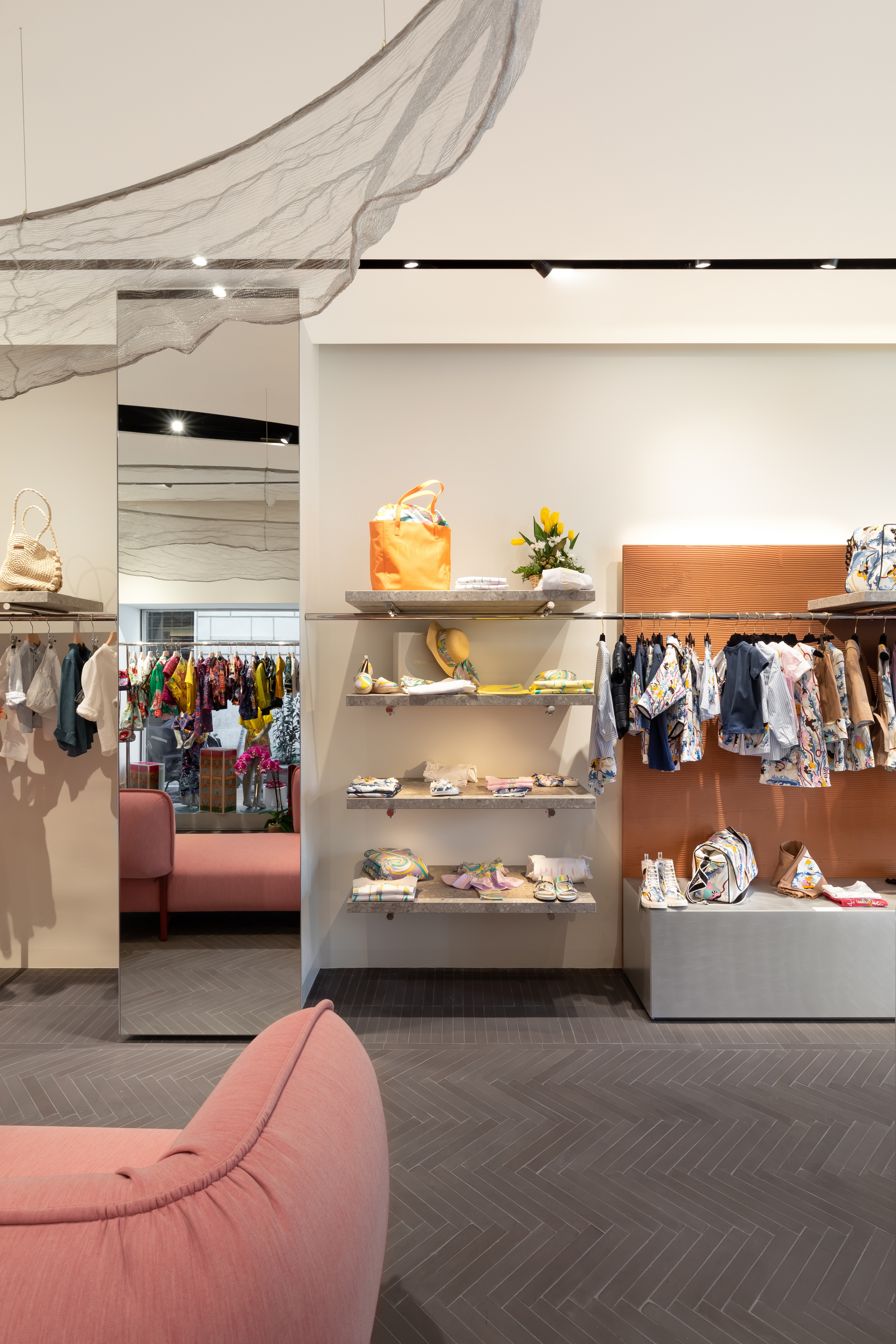 Decorazione artistica in terra cruda Terra Evoca 2 Livelli color Cammeo per la boutique Rubino Kids a Roma, progetto di Ossigeno, foto di Edi Solari