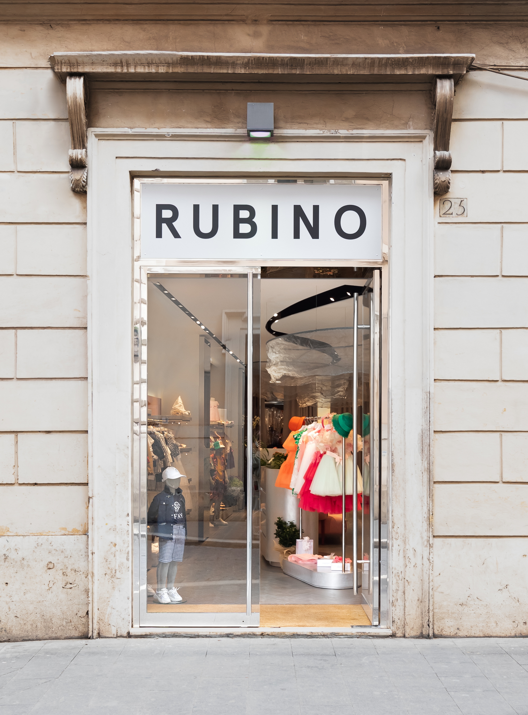 Decorazione artistica in terra cruda Terra Evoca 2 Livelli color Cammeo per la boutique Rubino Kids a Roma, progetto di Ossigeno, foto di Edi Solari