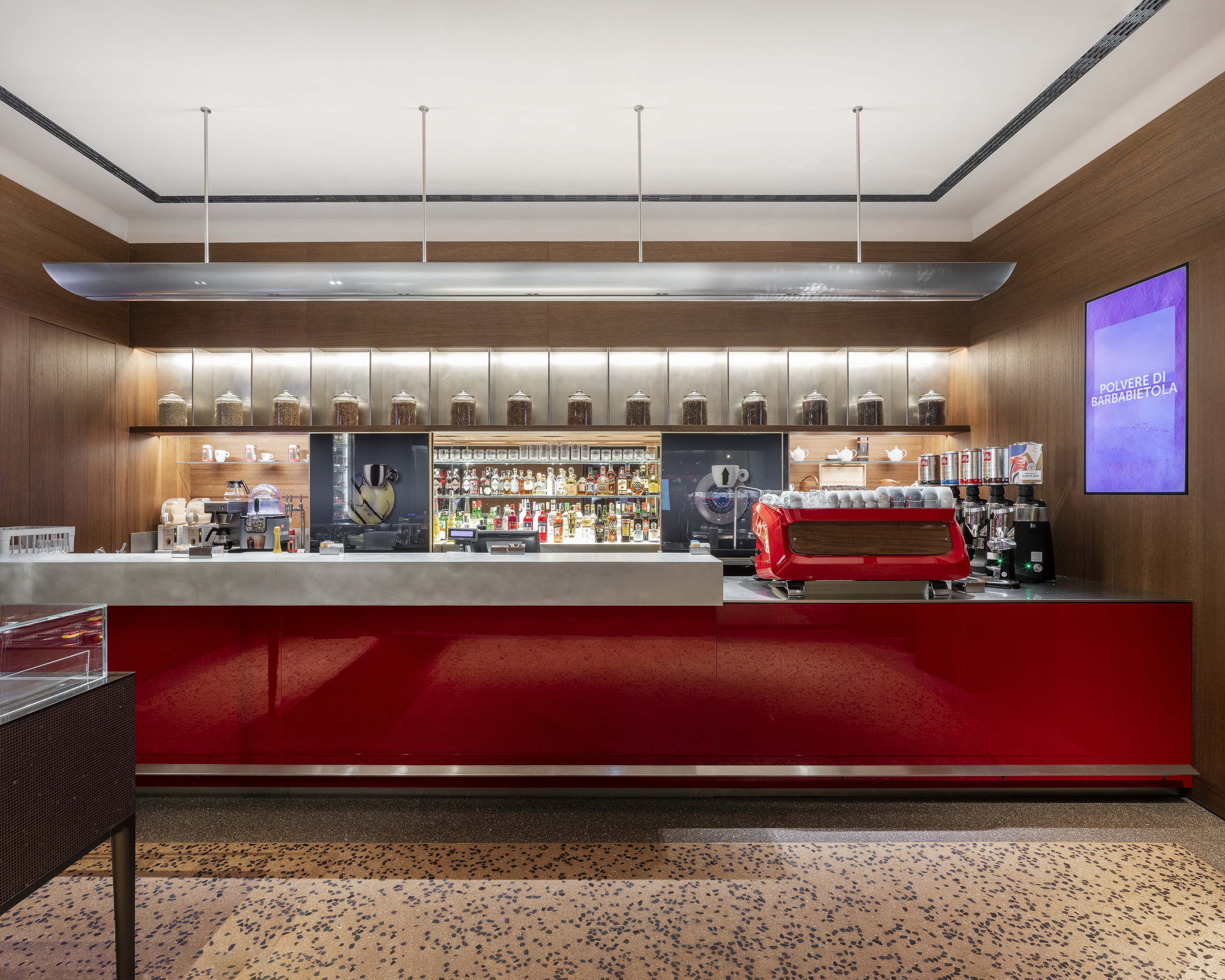 Pittura in argilla TerraSilk Strutturato Panna per i soffitti del flagship store Illy in Via Monte Napoleone a Milano. Progetto di ACPV Architects Antonio Citterio Patricia Viel, foto di Giulio Boem