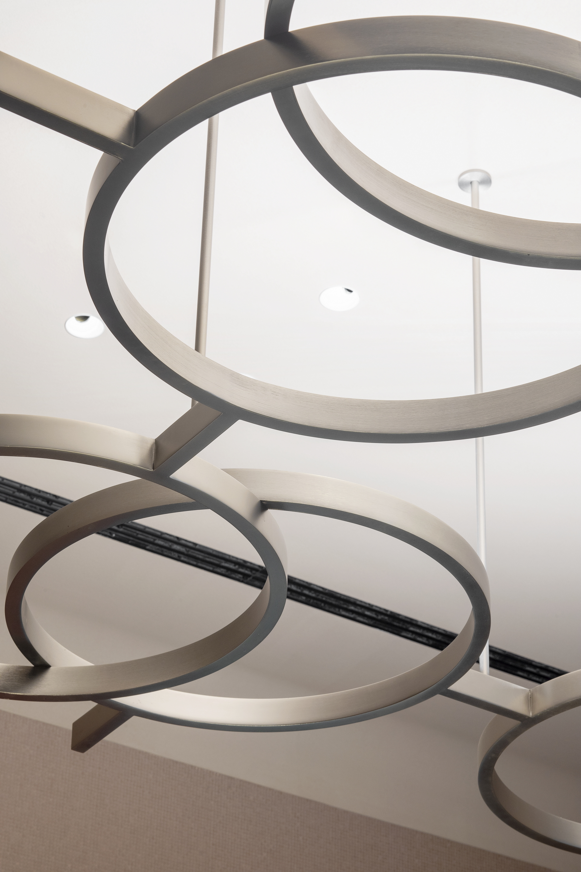 Pittura in argilla TerraSilk Strutturato Panna per i soffitti del flagship store Illy in Via Monte Napoleone a Milano. Progetto di ACPV Architects Antonio Citterio Patricia Viel, foto di Giulio Boem