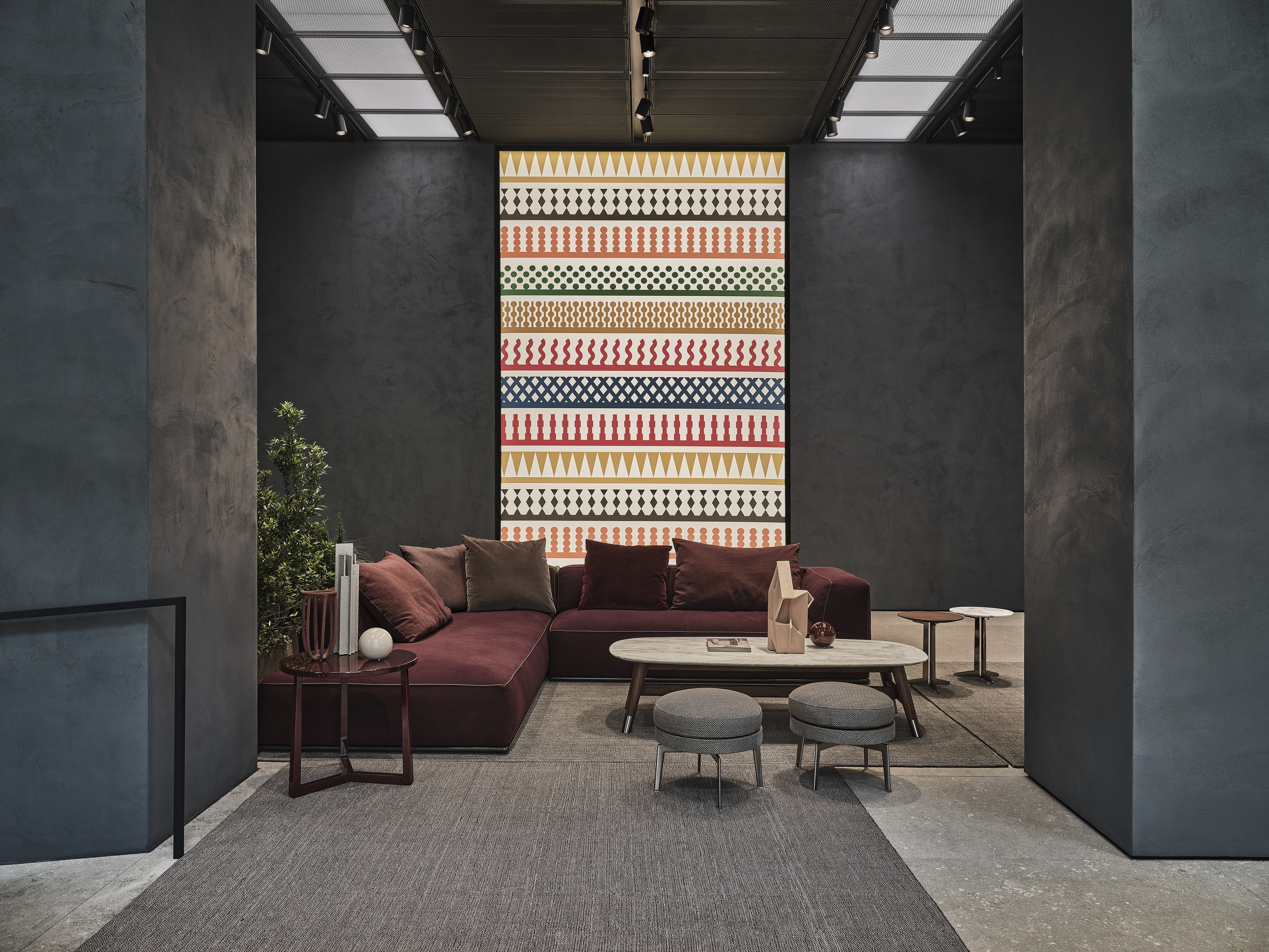 Intonaco di finitura in argilla e calce TerraCalix Cerato colore bespoke applicato su pareti e pilastri della nuova showroom Flexform a Milano. Progetto di ACPV Architects Antonio Citterio Patricia Viel, foto di Matteo Imbriani