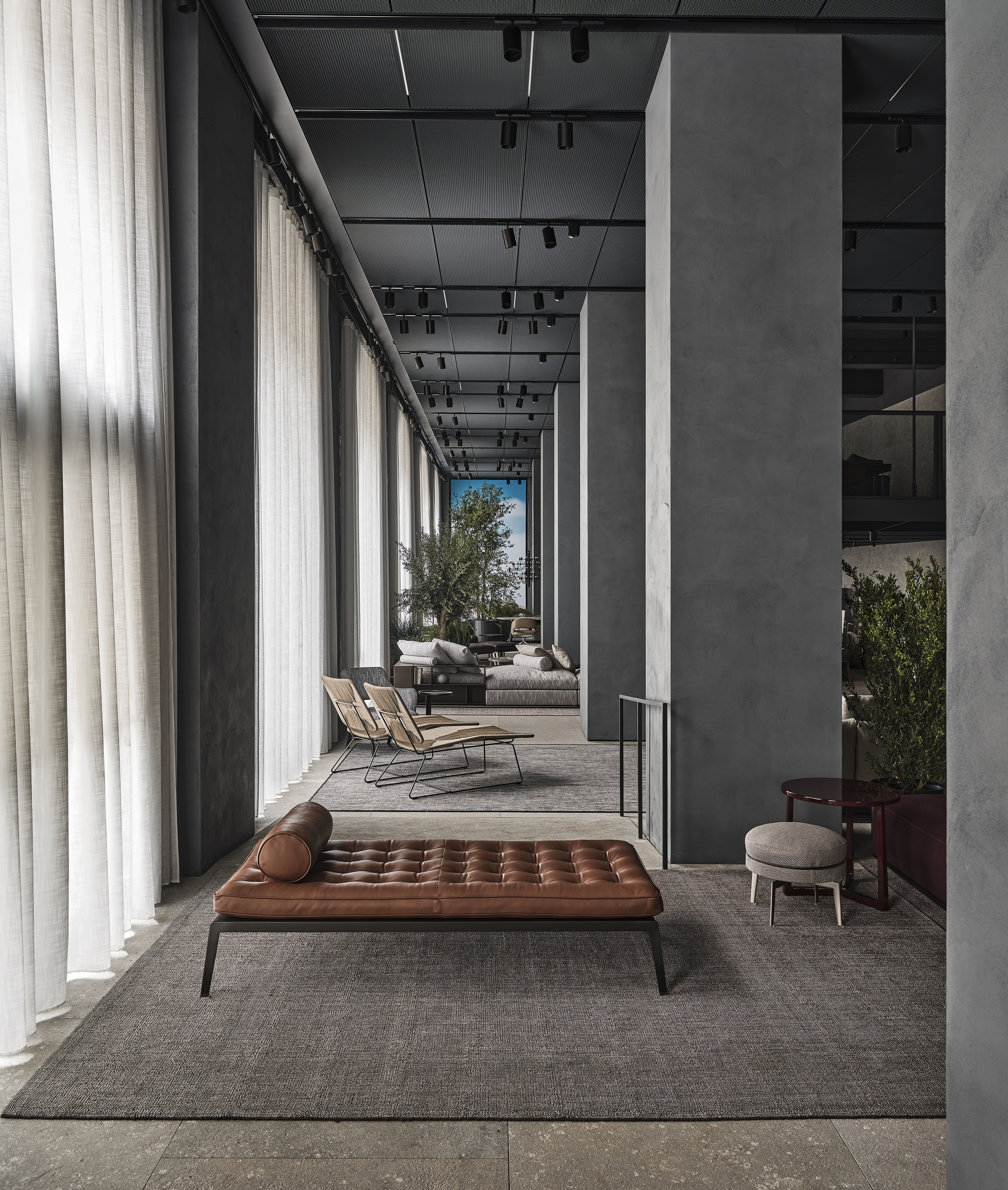 Intonaco di finitura in argilla e calce TerraCalix Cerato colore bespoke applicato su pareti e pilastri della nuova showroom Flexform a Milano. Progetto di ACPV Architects Antonio Citterio Patricia Viel, foto di Matteo Imbriani