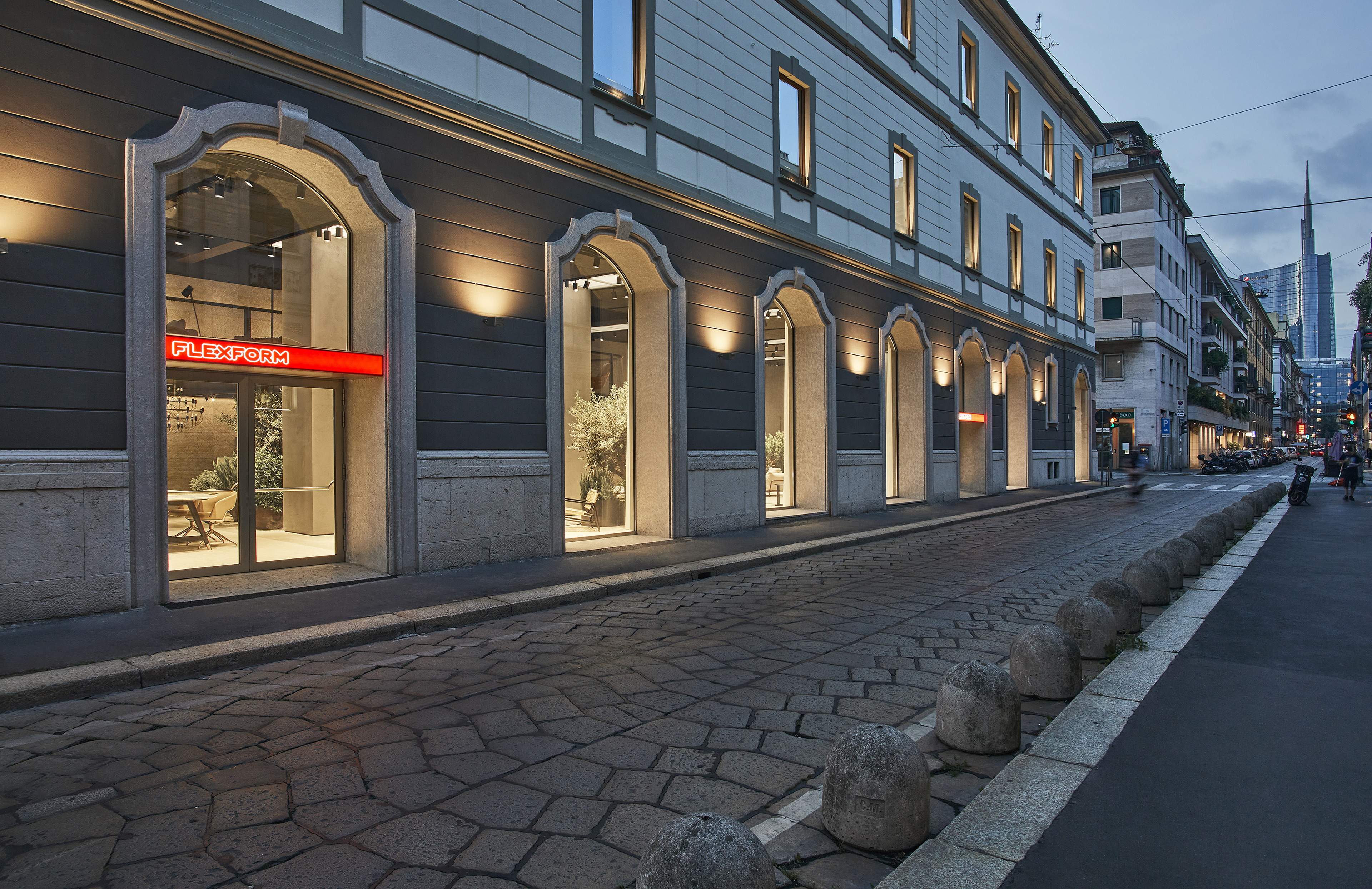 Intonaco di finitura in argilla e calce TerraCalix Cerato colore bespoke applicato su pareti e pilastri della nuova showroom Flexform a Milano. Progetto di ACPV Architects Antonio Citterio Patricia Viel, foto di Matteo Imbriani