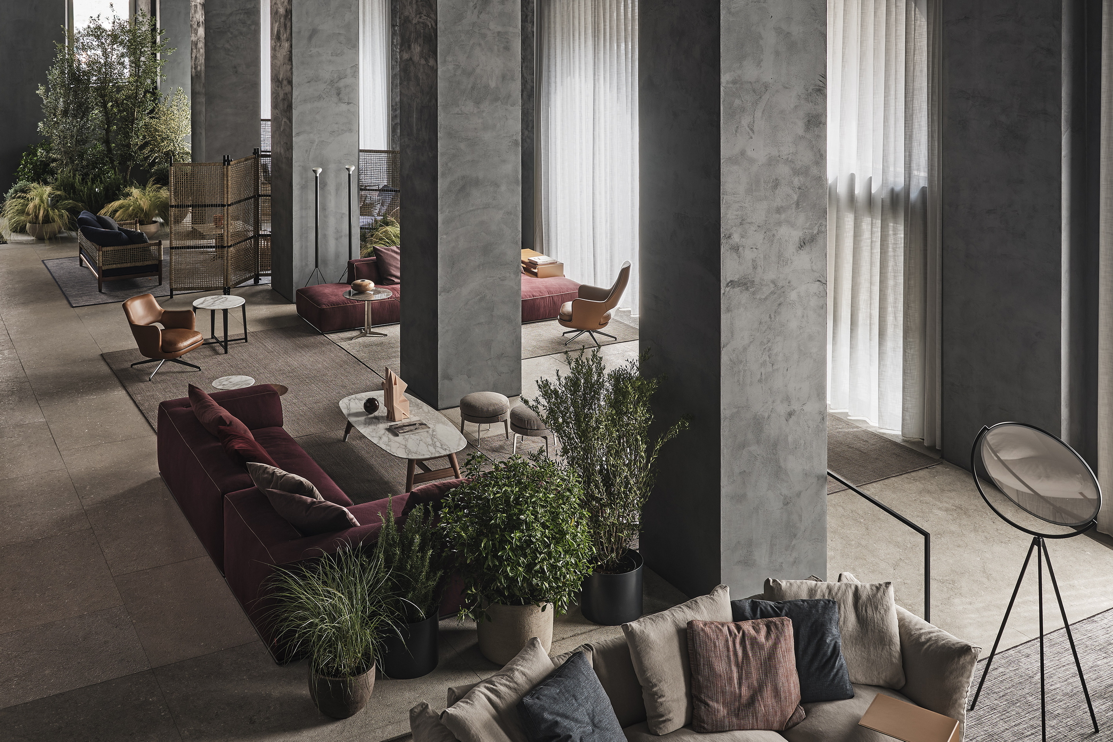 Intonaco di finitura in argilla e calce TerraCalix Cerato colore bespoke applicato su pareti e pilastri della nuova showroom Flexform a Milano. Progetto di ACPV Architects Antonio Citterio Patricia Viel, foto di Matteo Imbriani