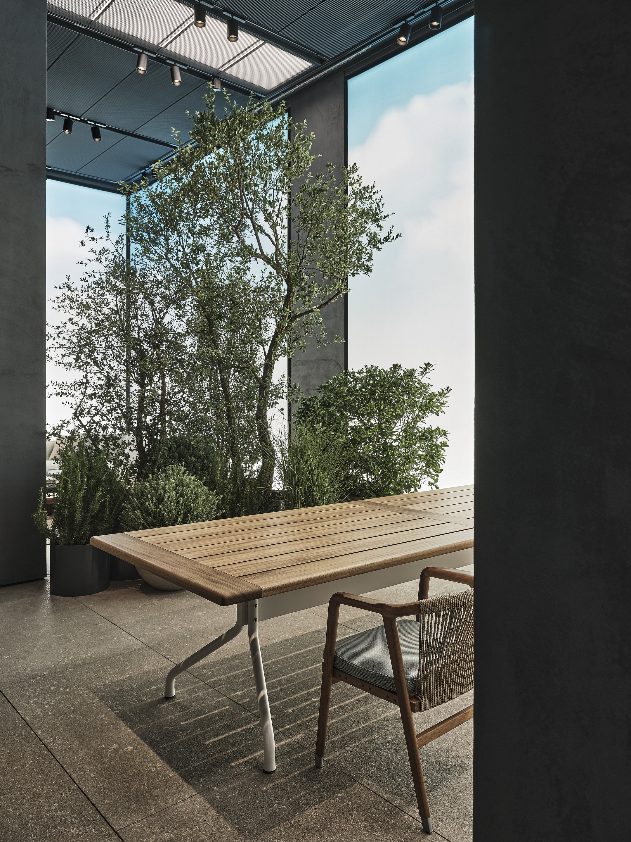 Intonaco di finitura in argilla e calce TerraCalix Cerato colore bespoke applicato su pareti e pilastri della nuova showroom Flexform a Milano. Progetto di ACPV Architects Antonio Citterio Patricia Viel, foto di Matteo Imbriani