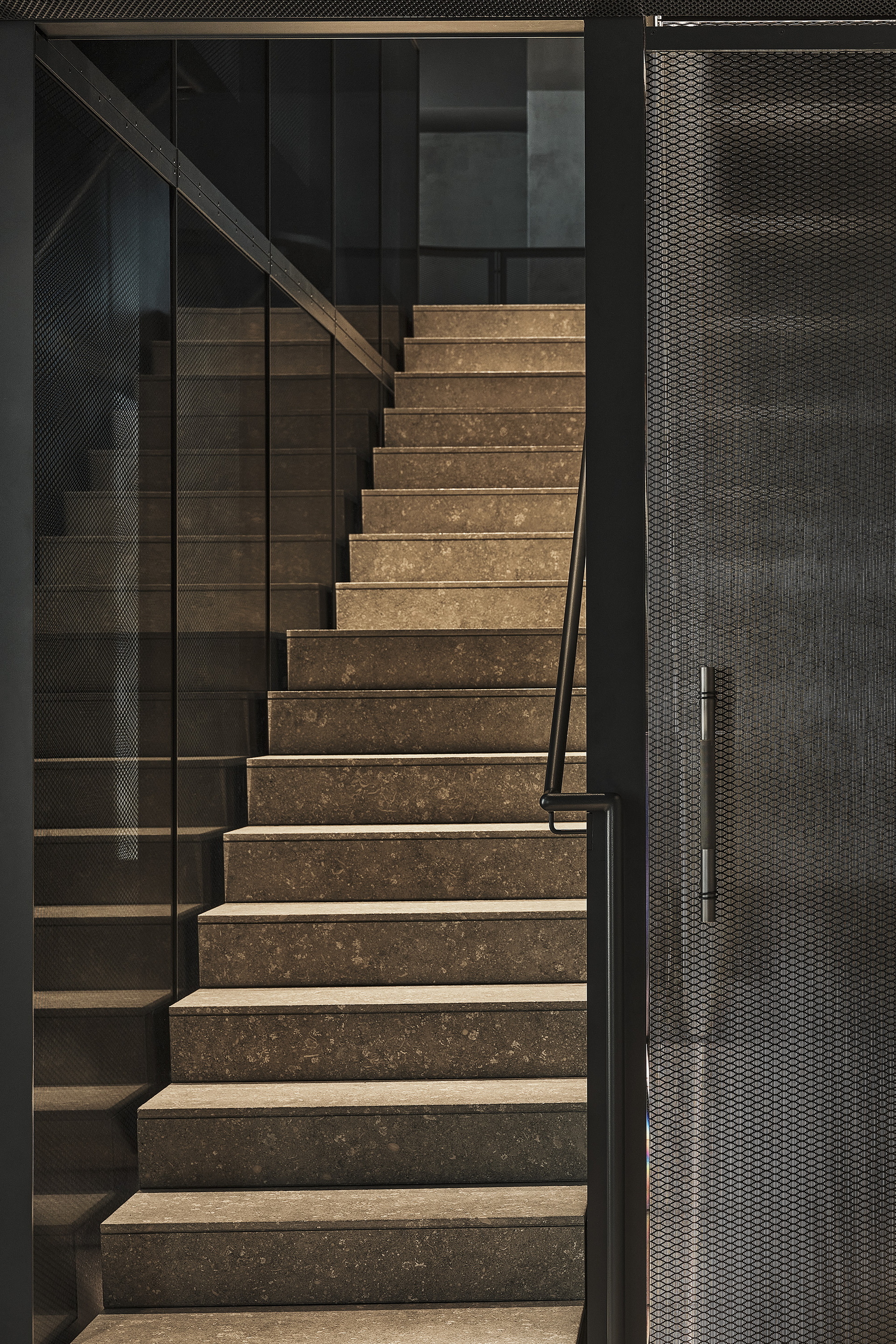 Intonaco di finitura in argilla e calce TerraCalix Cerato colore bespoke applicato su pareti e pilastri della nuova showroom Flexform a Milano. Progetto di ACPV Architects Antonio Citterio Patricia Viel, foto di Matteo Imbriani