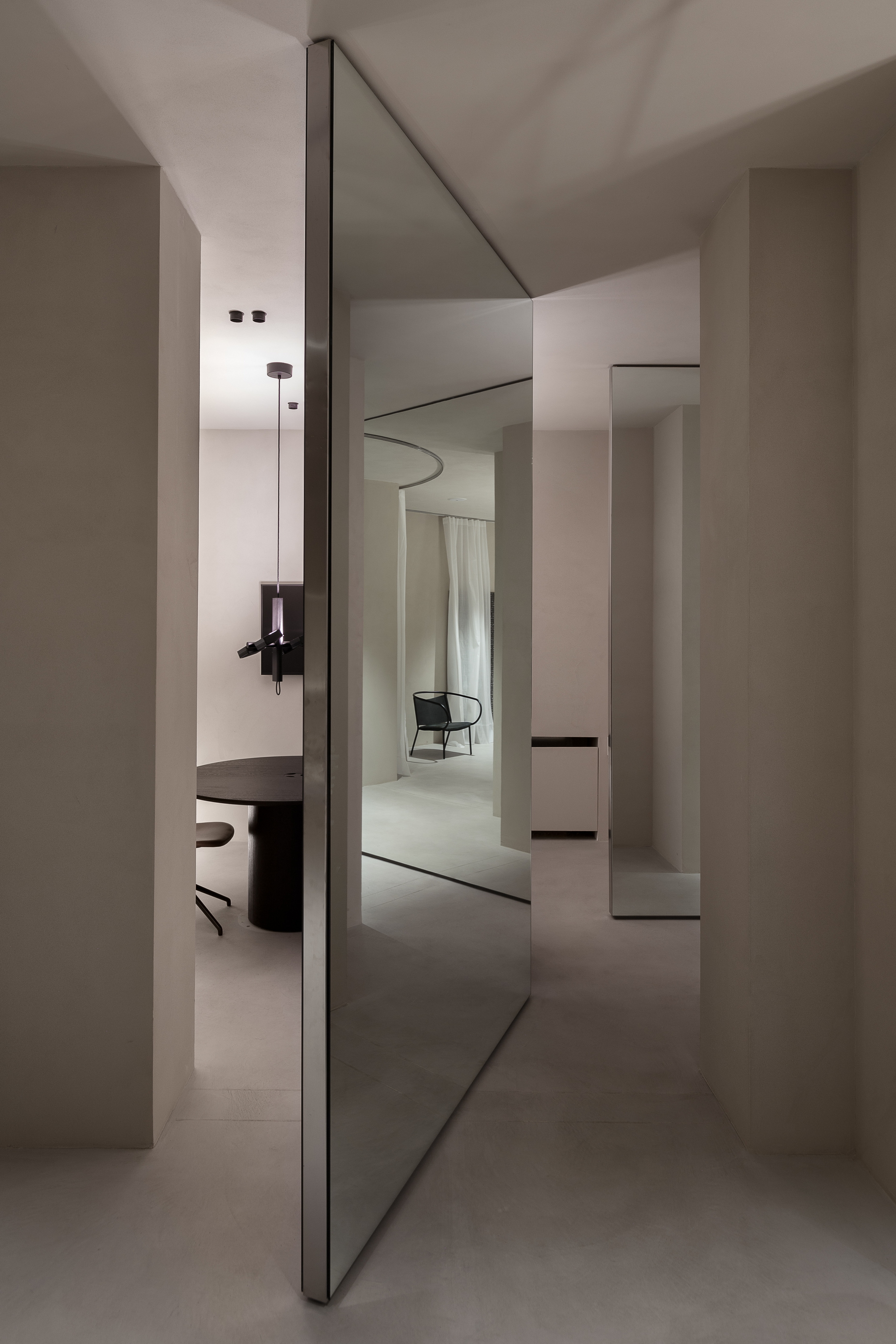 Intonaco di finitura in argilla fine TerraVista Liscio Panna applicato su pareti e pittura in argilla TerraSilk Strutturato Panna sui soffitti del nuovo ufficio Studio Autori a Belgrado, foto di Relja Ivanić