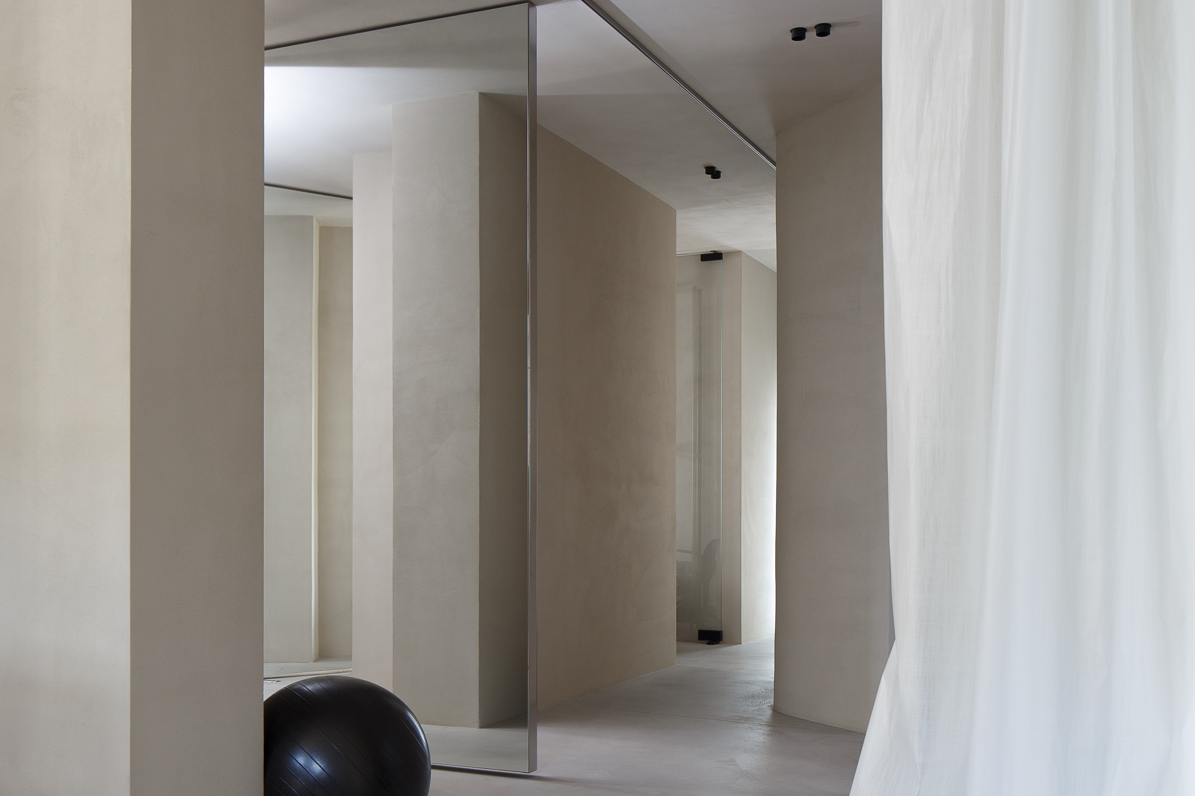 Intonaco di finitura in argilla fine TerraVista Liscio Panna applicato su pareti e pittura in argilla TerraSilk Strutturato Panna sui soffitti del nuovo ufficio Studio Autori a Belgrado, foto di Relja Ivanić