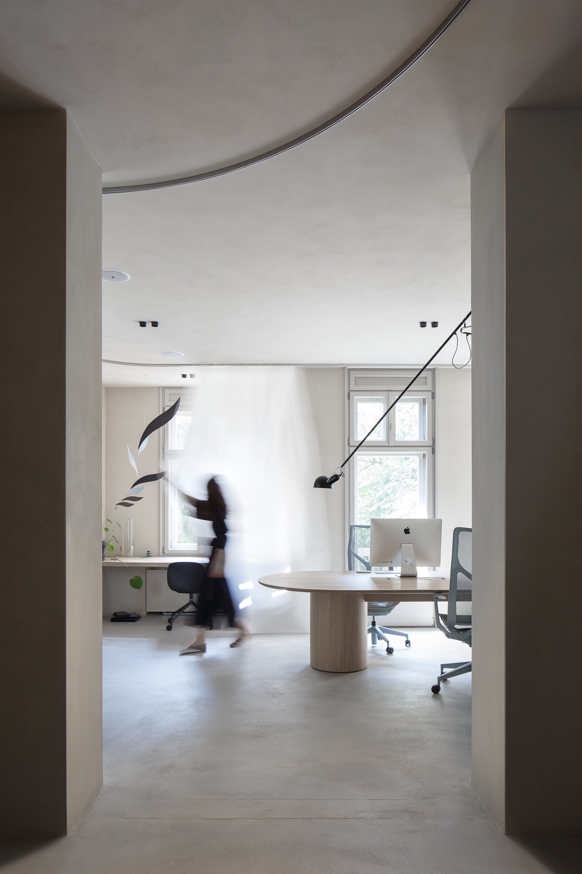 Intonaco di finitura in argilla fine TerraVista Liscio Panna applicato su pareti e pittura in argilla TerraSilk Strutturato Panna sui soffitti del nuovo ufficio Studio Autori a Belgrado, foto di Relja Ivanić